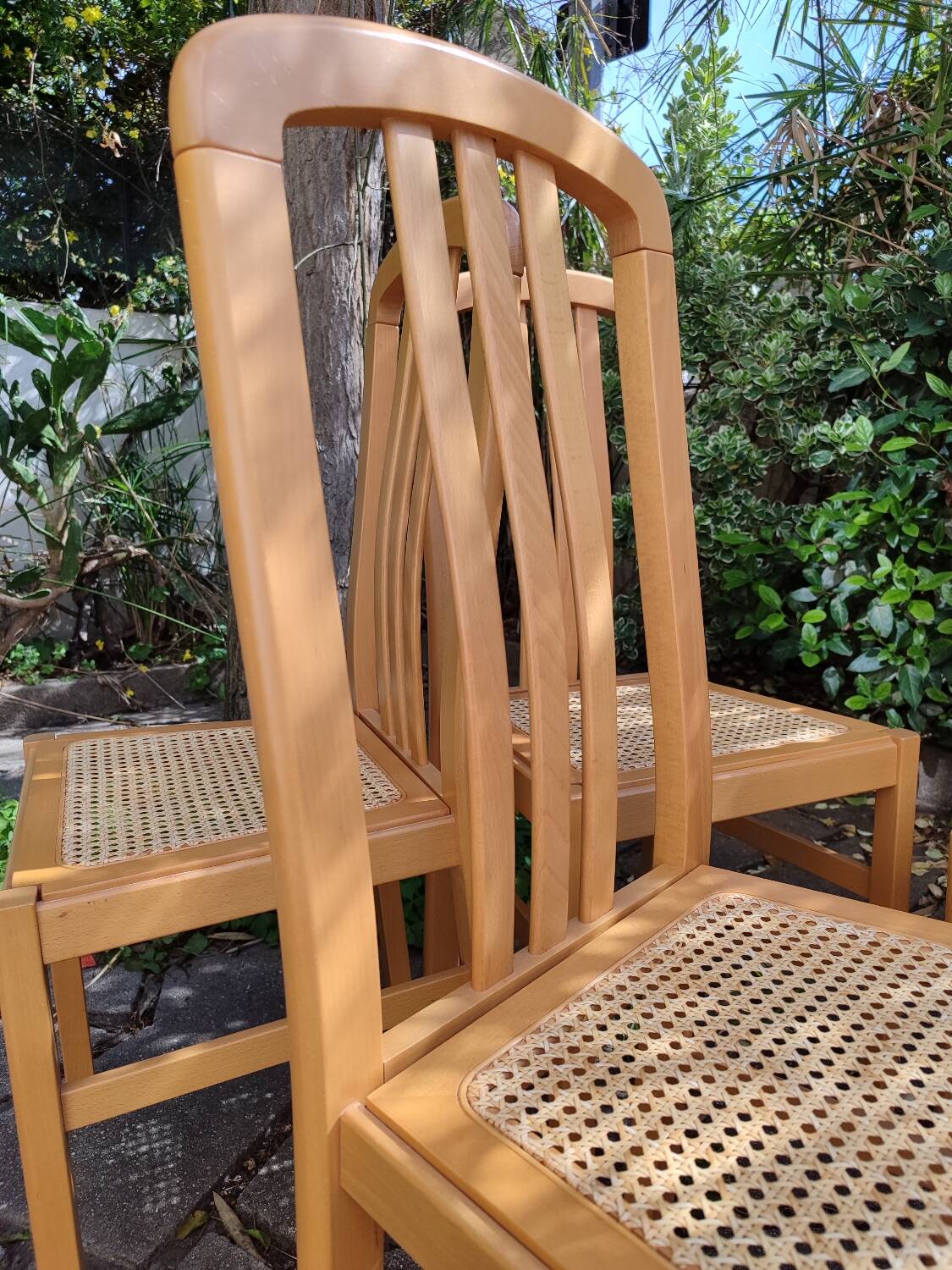 Chaises en bois et cannage