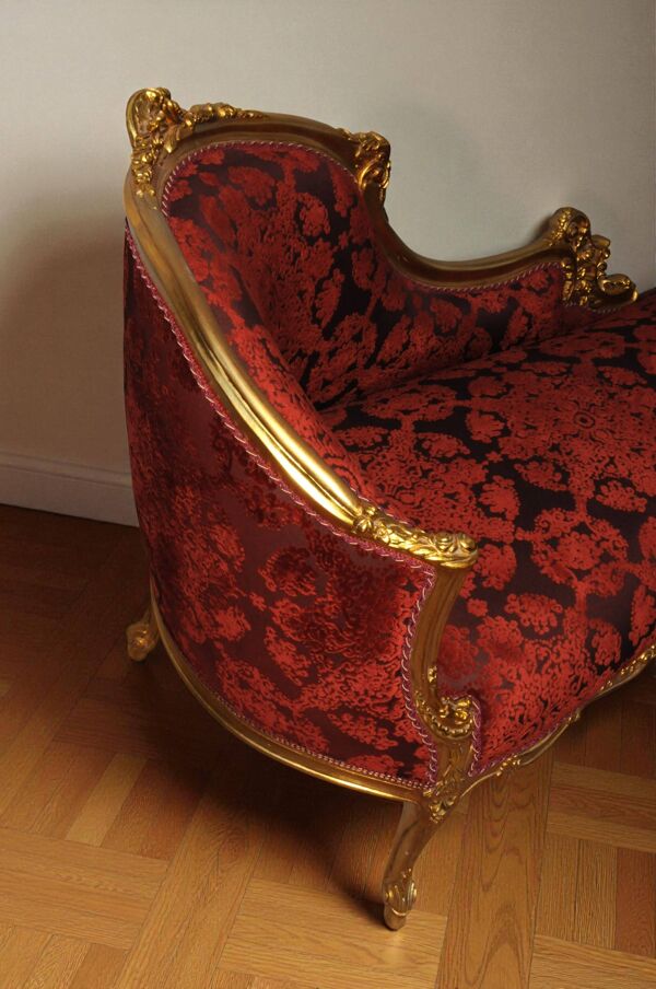 Banquette style Louis XV Rouge & doré, bois d'hêtre sculpté et dentelle