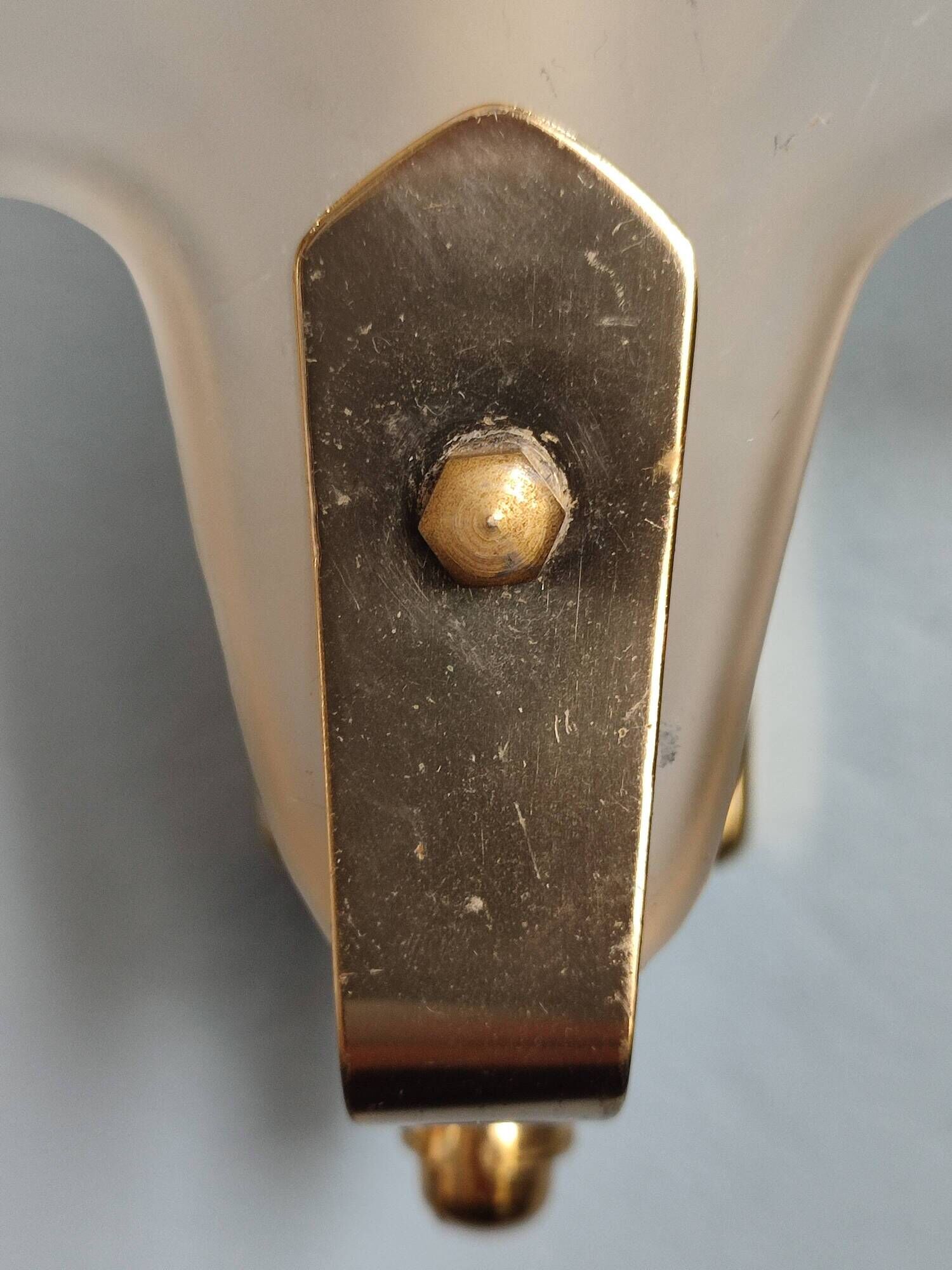 Shell-shaped wall lamp in frosted glass and vintage brass