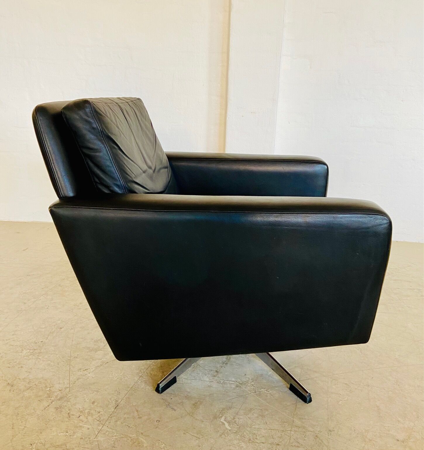 Vintage Danish swivel chair in black leather by Georg Thams