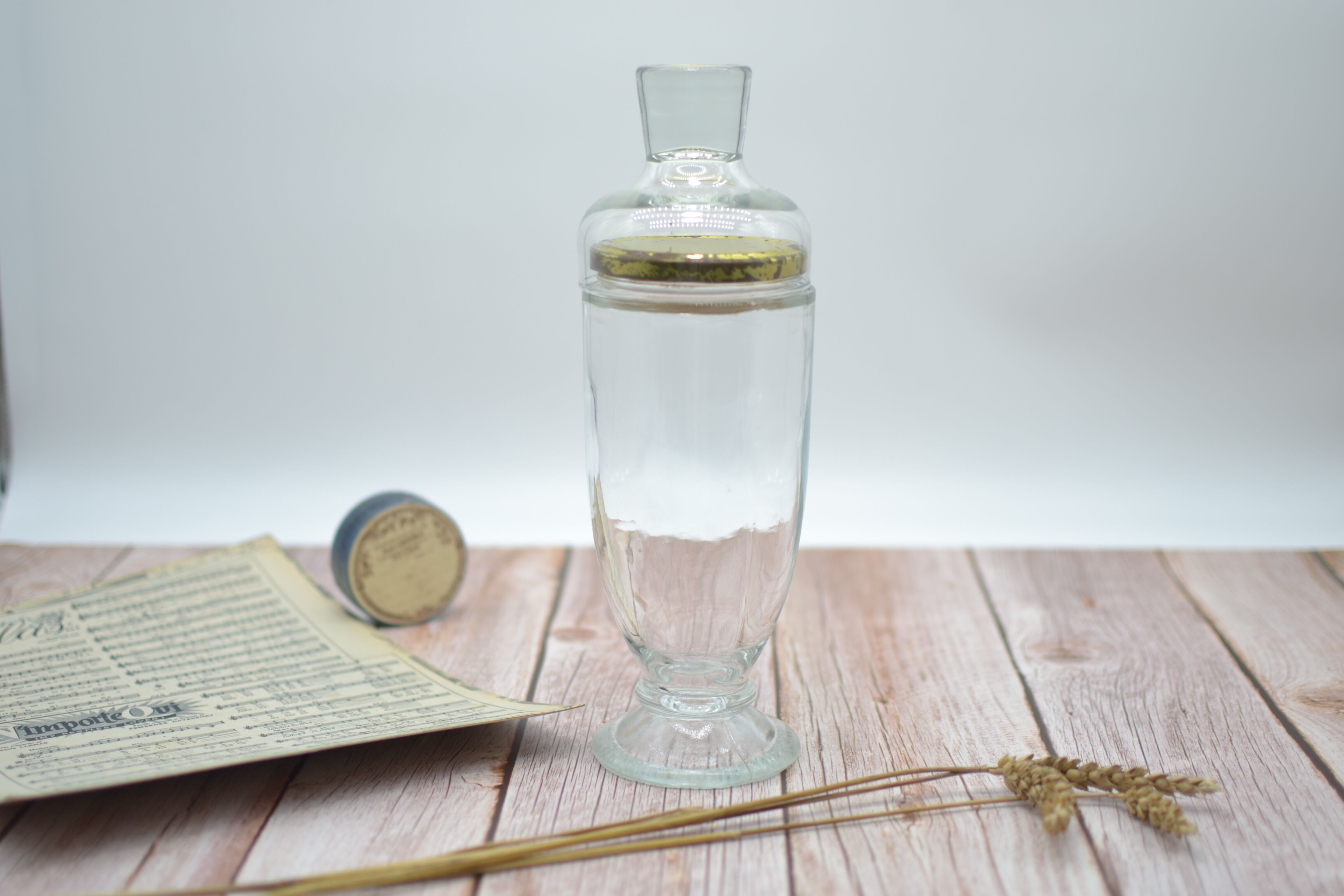 Vintage pedestal jar/candy maker with internal lid