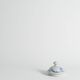 Bonbonnière en porcelaine florale bleu français de Swedish Grace par Allan Eberling, Bo Fajans.