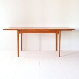Scandinavian extending table
