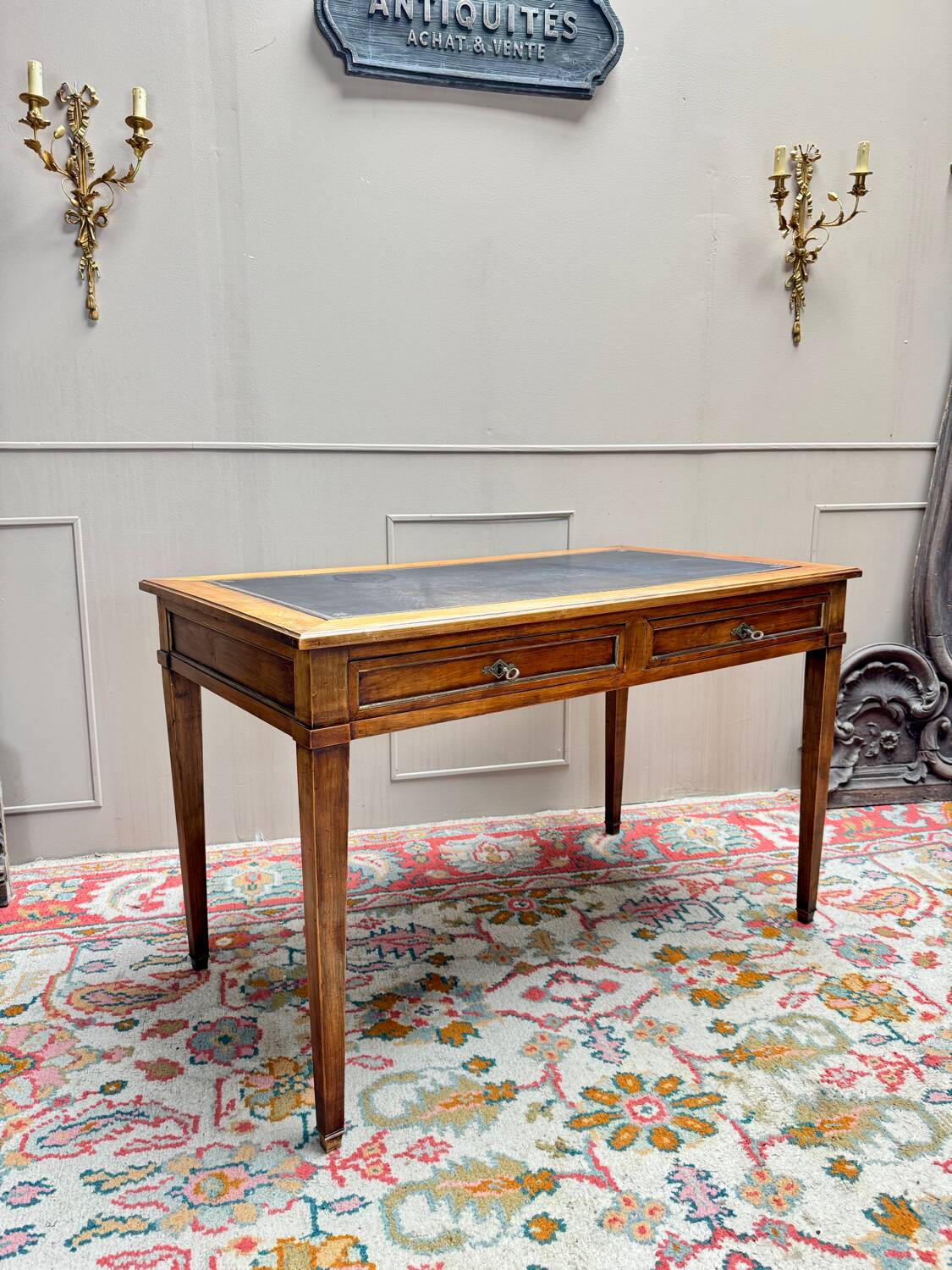 Bureau plat en noyer de style Louis XVI XIX eme siècle