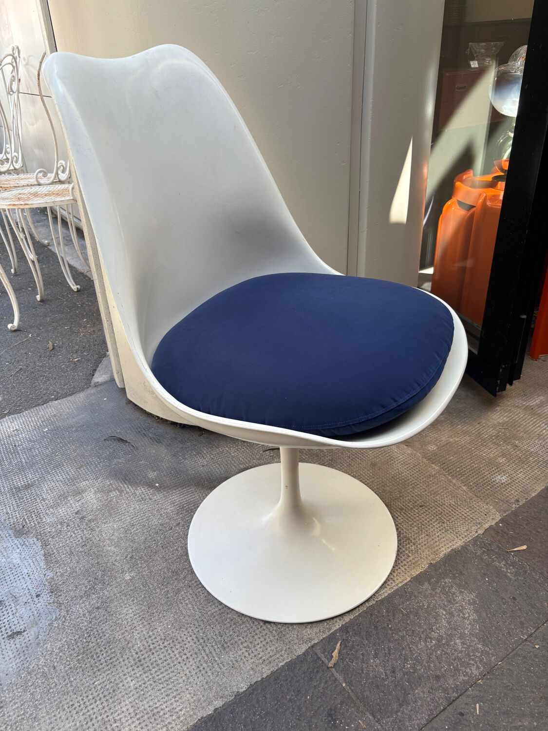 Round table set with 4 chairs E. Saarinen