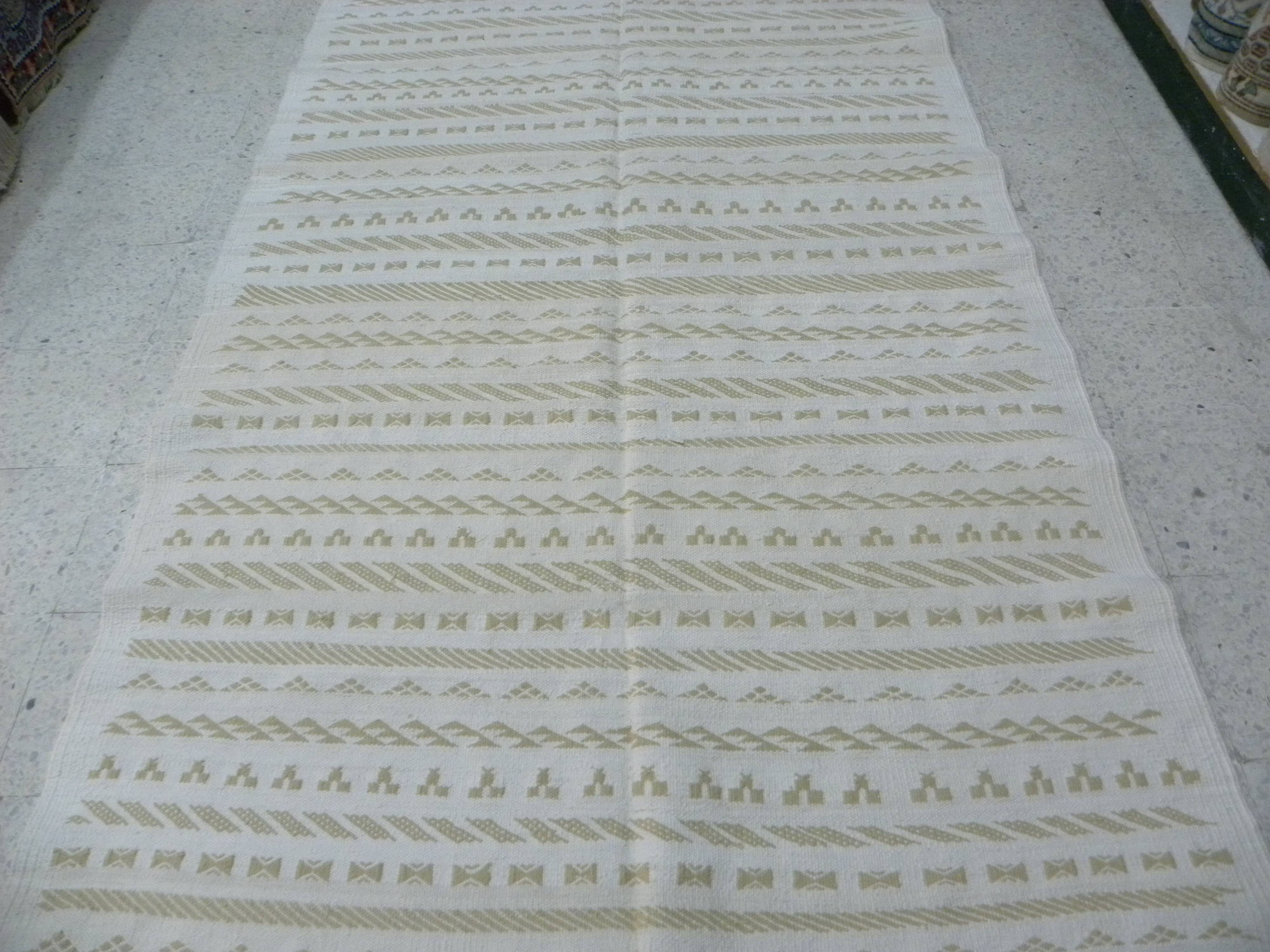Tapis kilim berbère minimaliste beige écru fait main en laine