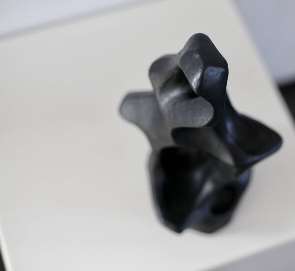 Céramique forme libre, peinte en noire, 1969