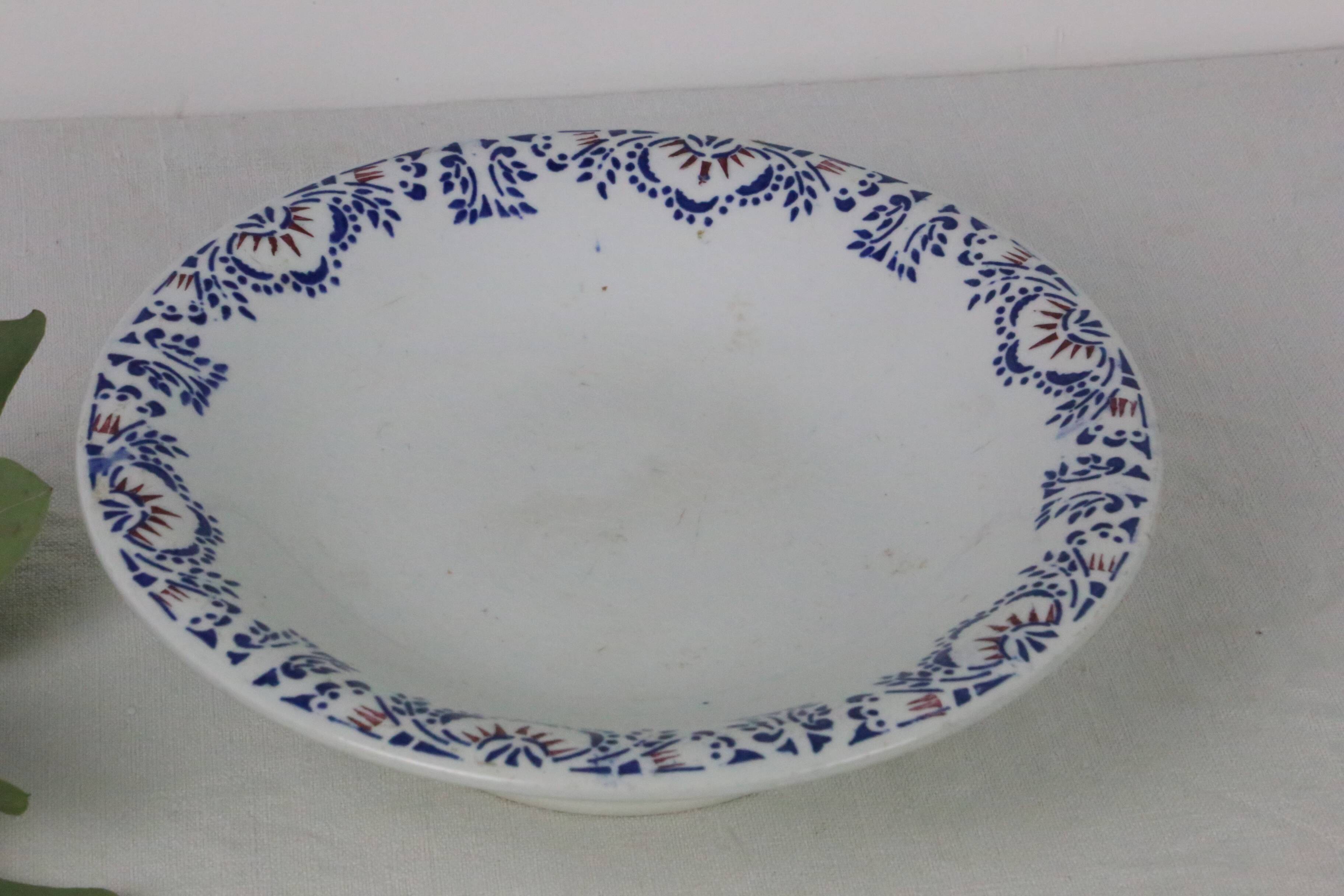 Plat piédouche, faïencerie Onnaing, vintage