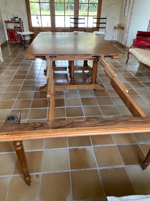 Table ancienne en noyer massif