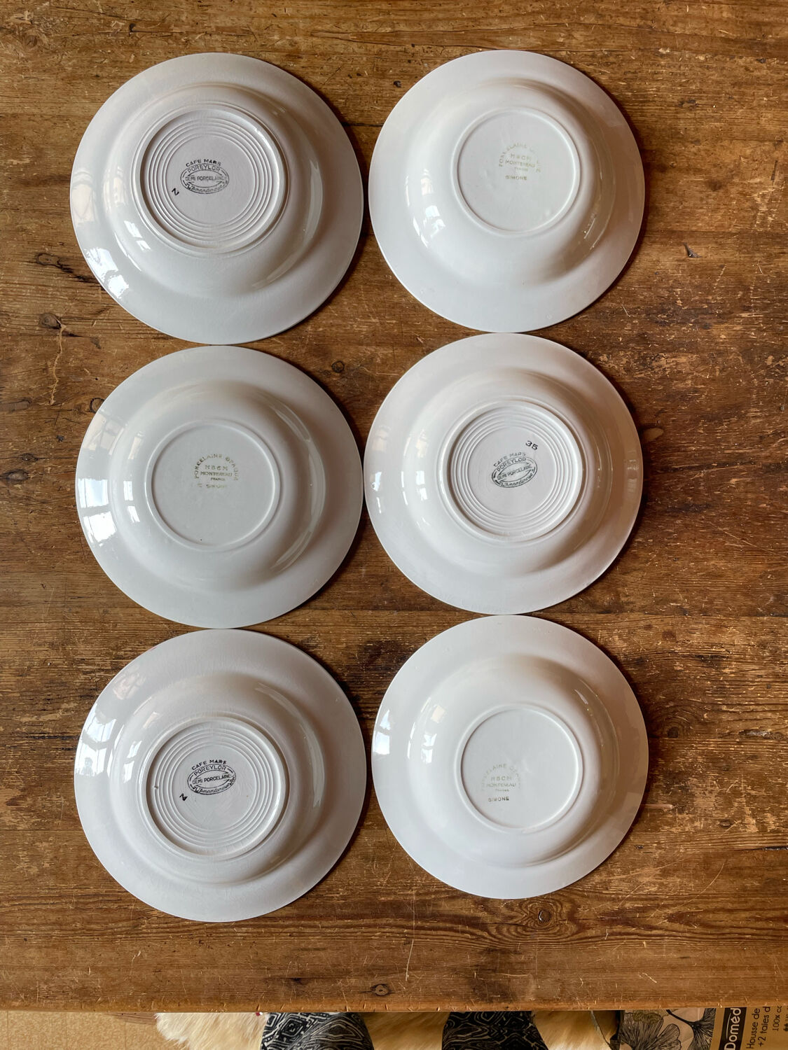 Mismatched plates l'Amandinoise