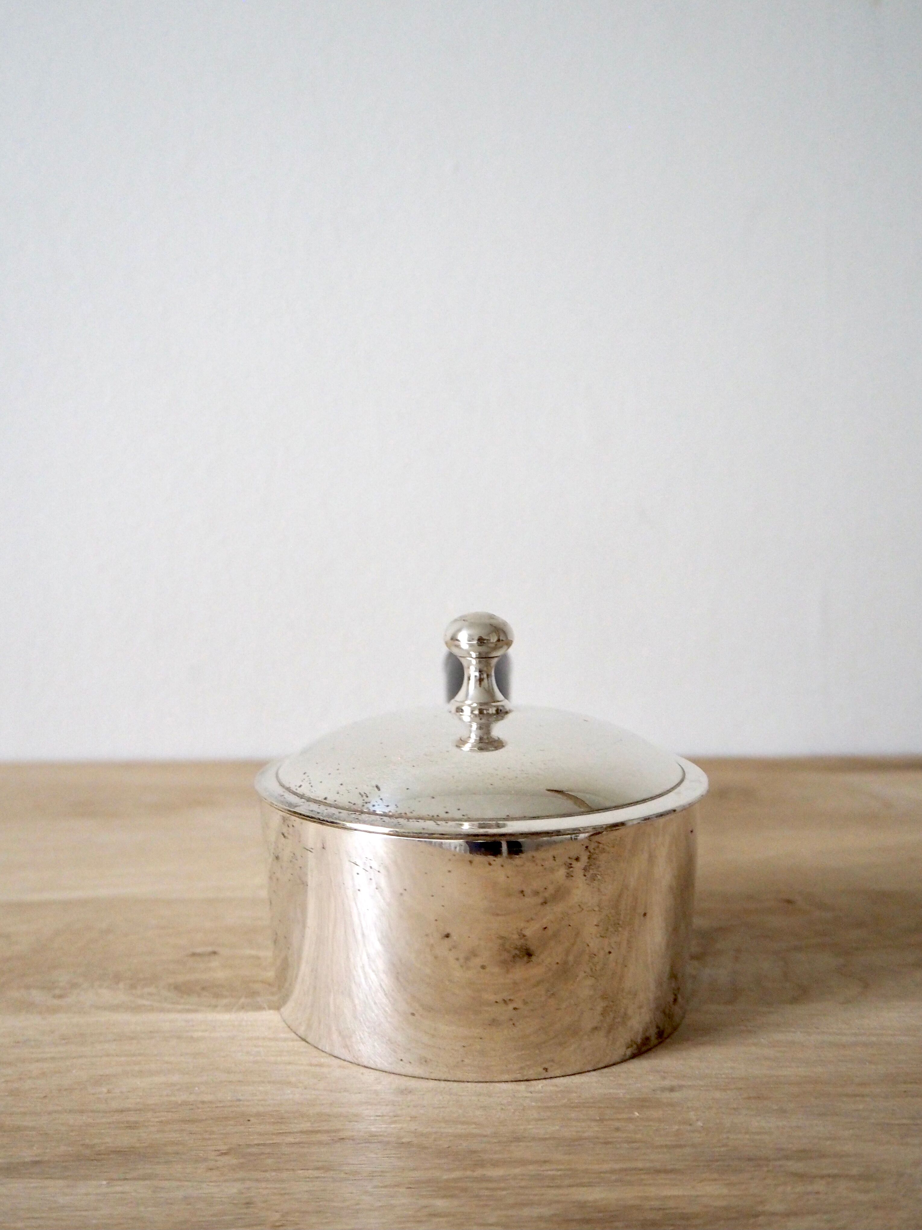 Pot à sauce en argent avec manche