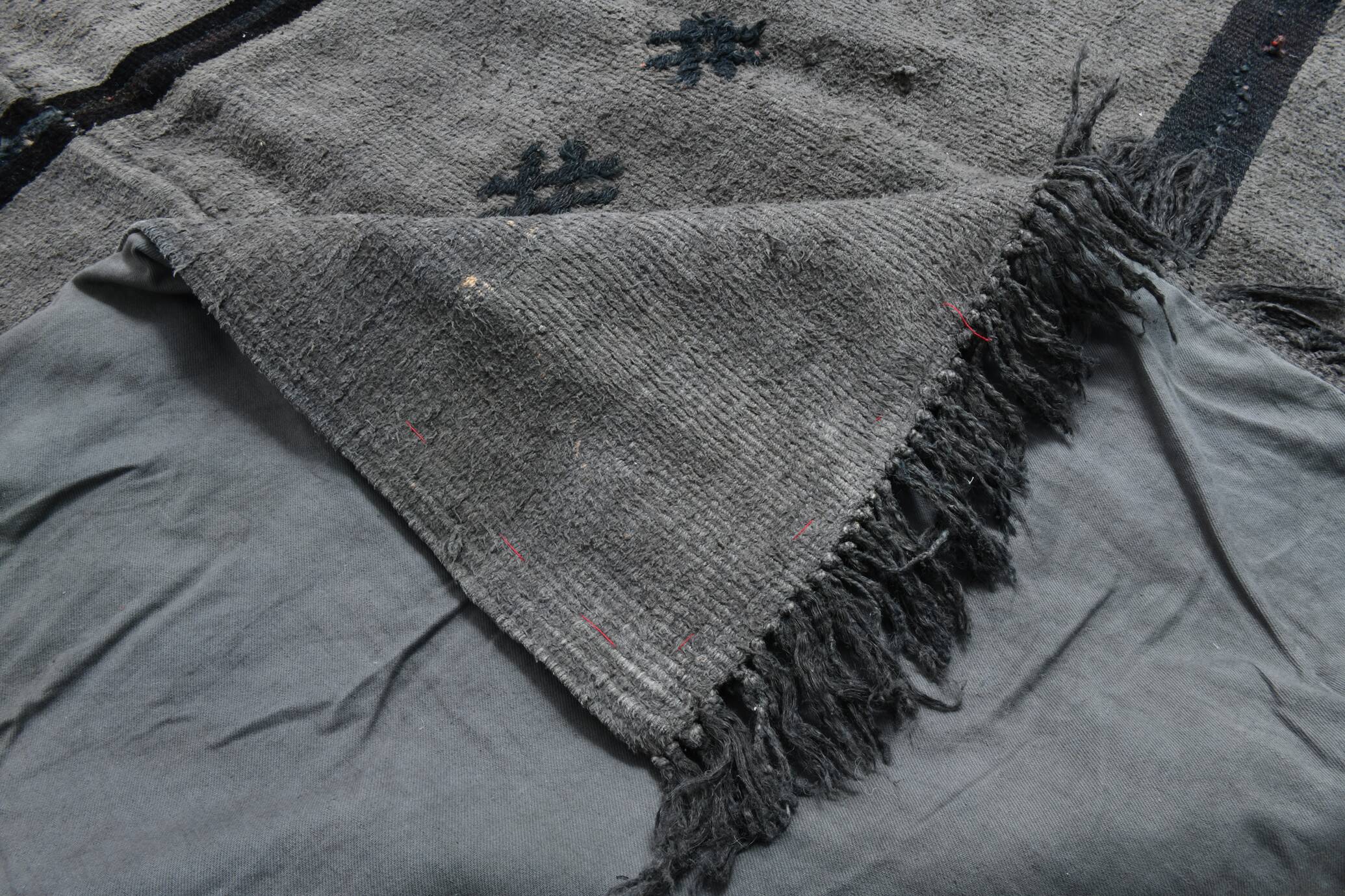 Tapis kilim turc gris et noir de style moderne du milieu du siècle, 190 x 306 cm