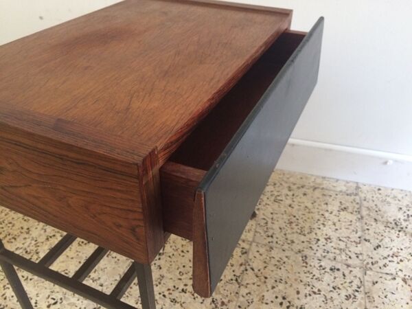 Paire de chevets en cuir, bronze et bois ramageux circa 1950