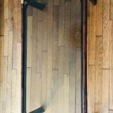 Table basse ancienne en rotin et angles laiton, dessus verre