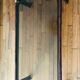 Table basse ancienne en rotin et angles laiton, dessus verre