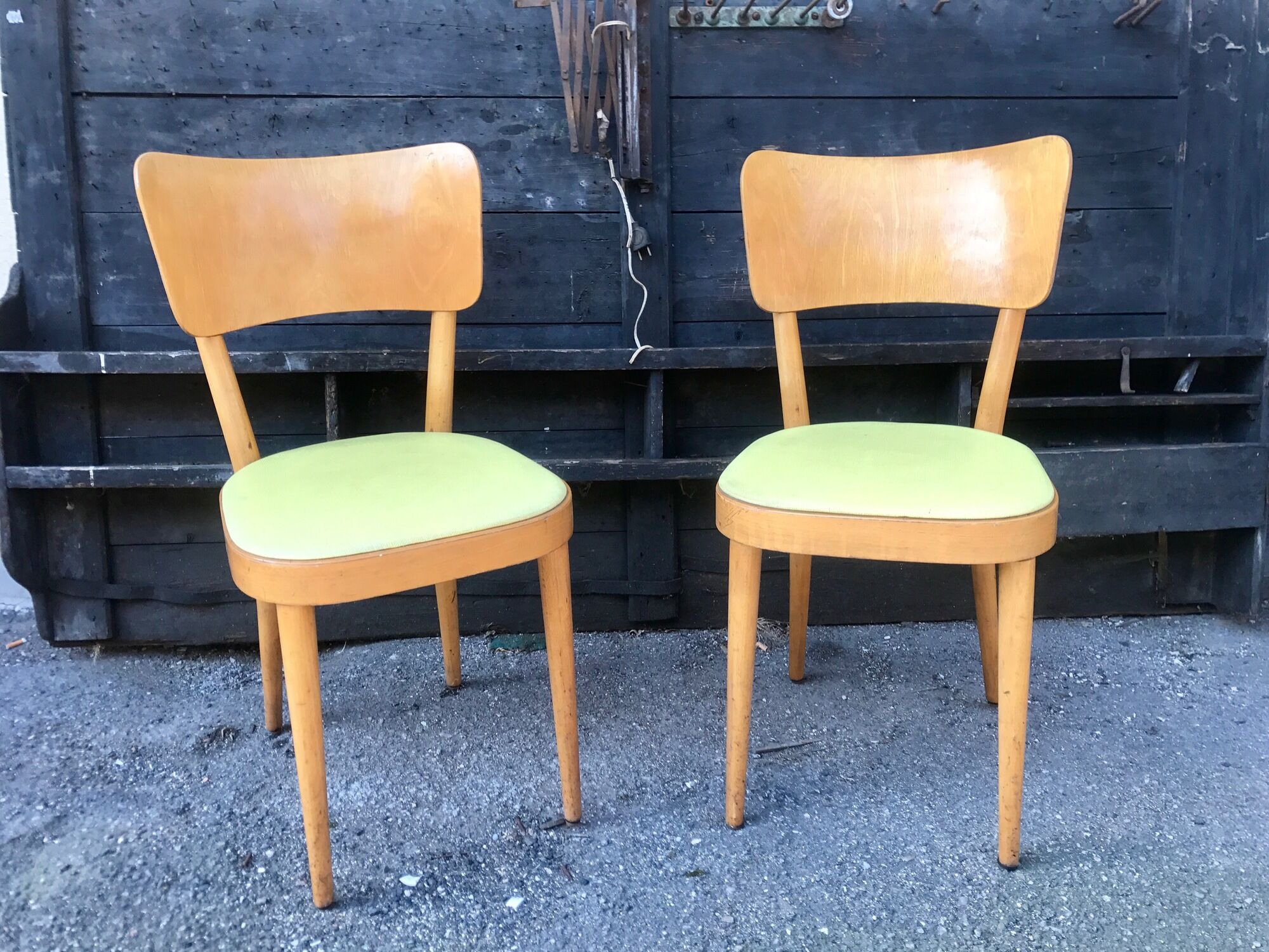 Paire de chaises Baumann en bois et skaÏ jaune vintage