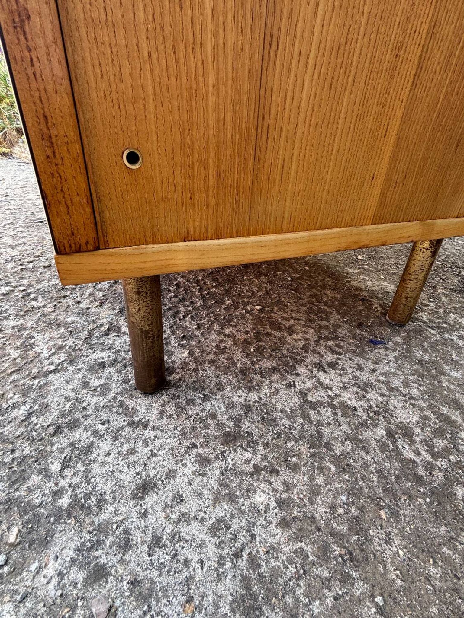 Commode années 70 chêne, laiton et placage blanc cassé