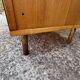 Commode années 70 chêne, laiton et placage blanc cassé