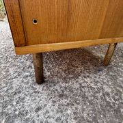 Commode années 70 chêne, laiton et placage blanc cassé