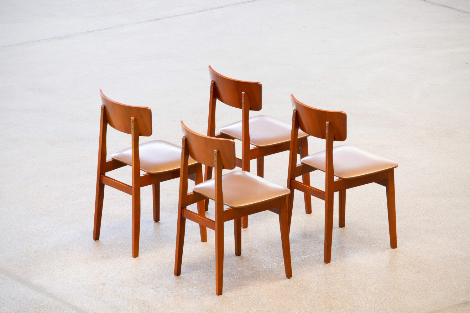 Series of 4 scandinavian chairs with curved back 1960