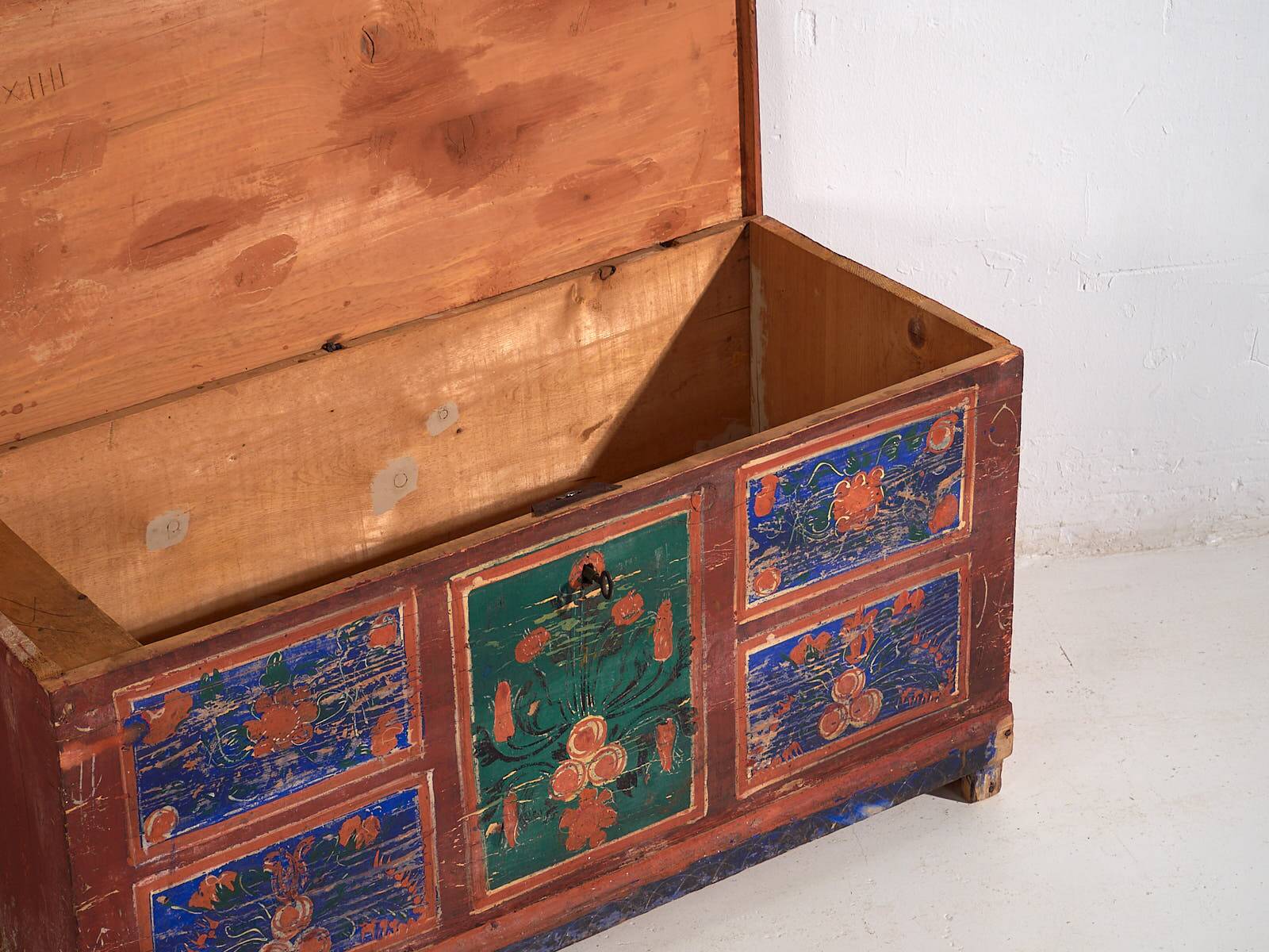 Antique hand-painted chest with floral motifs (1907) #100