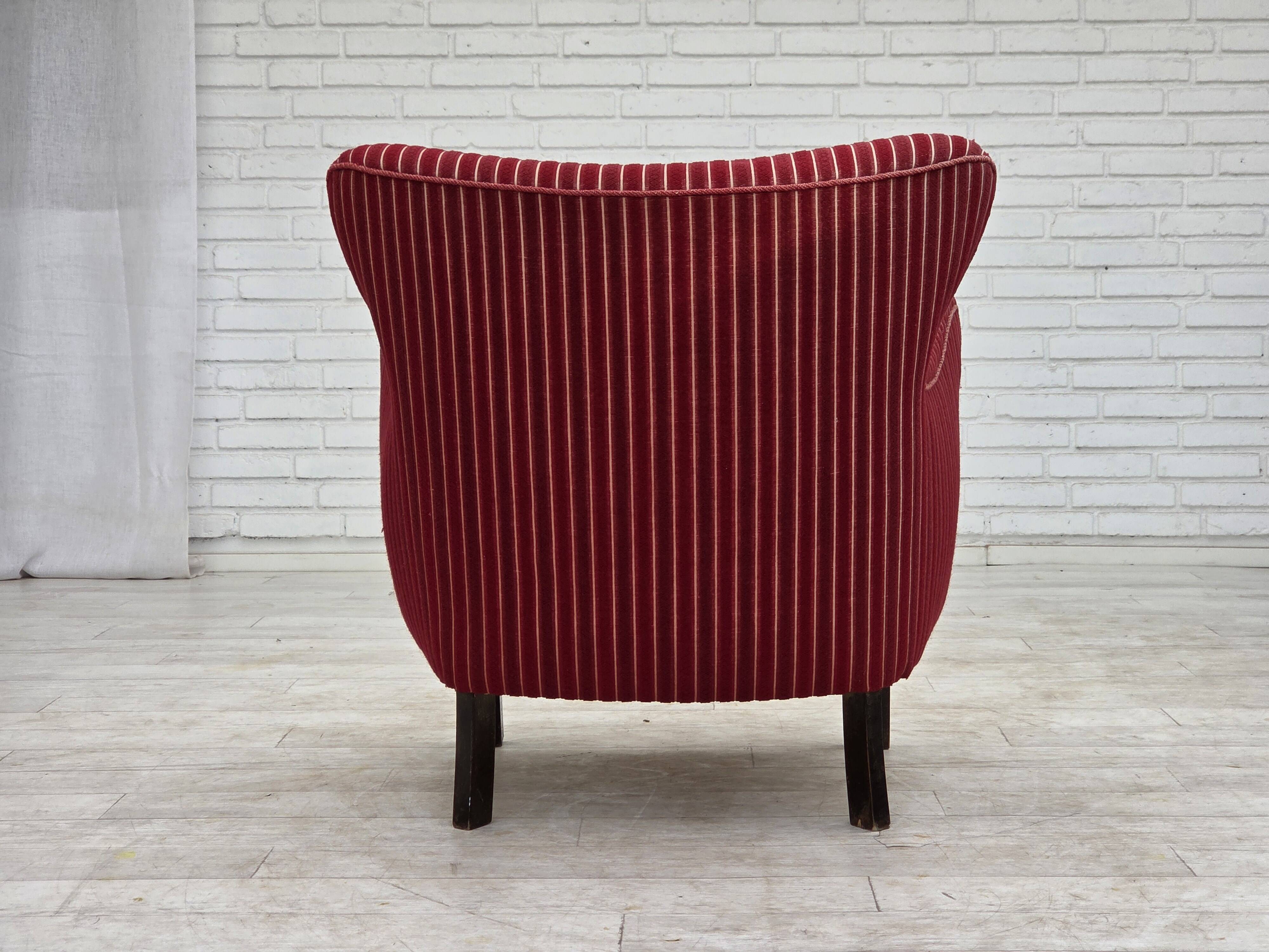 Fauteuil danois des années 1960, en laine de meuble rayée rouge, pieds en bois de chêne.