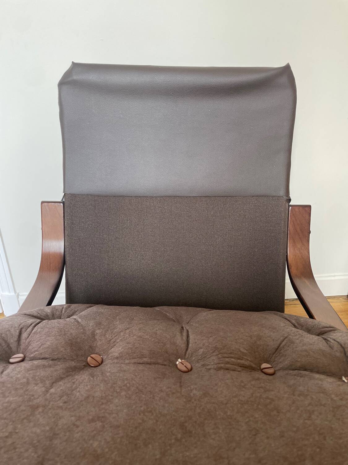 1970s Scandinavian armchair in curved laminated wood with a leather seat.