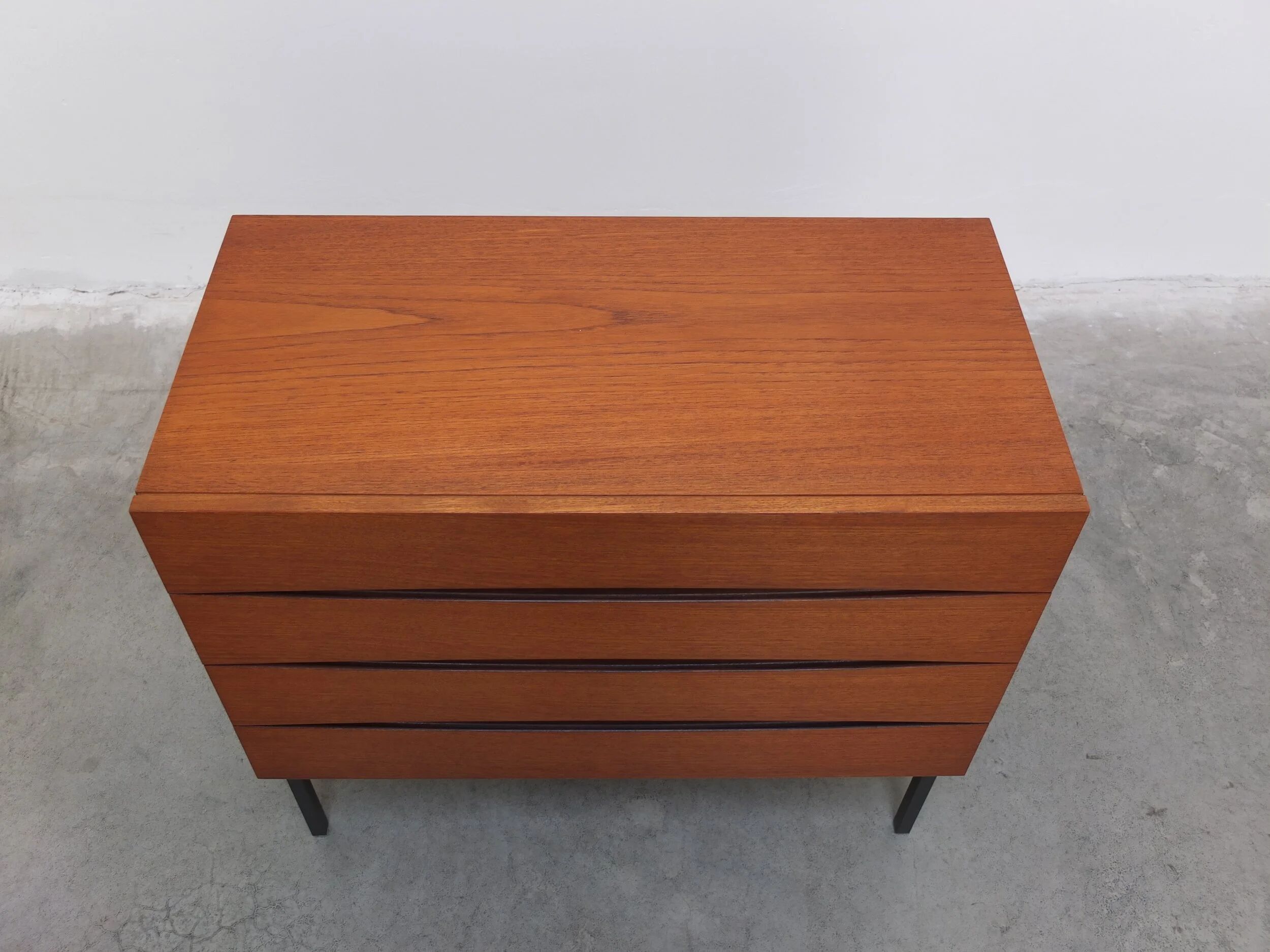 Commode unique dans le style d'Arne Vodder, années 1960.