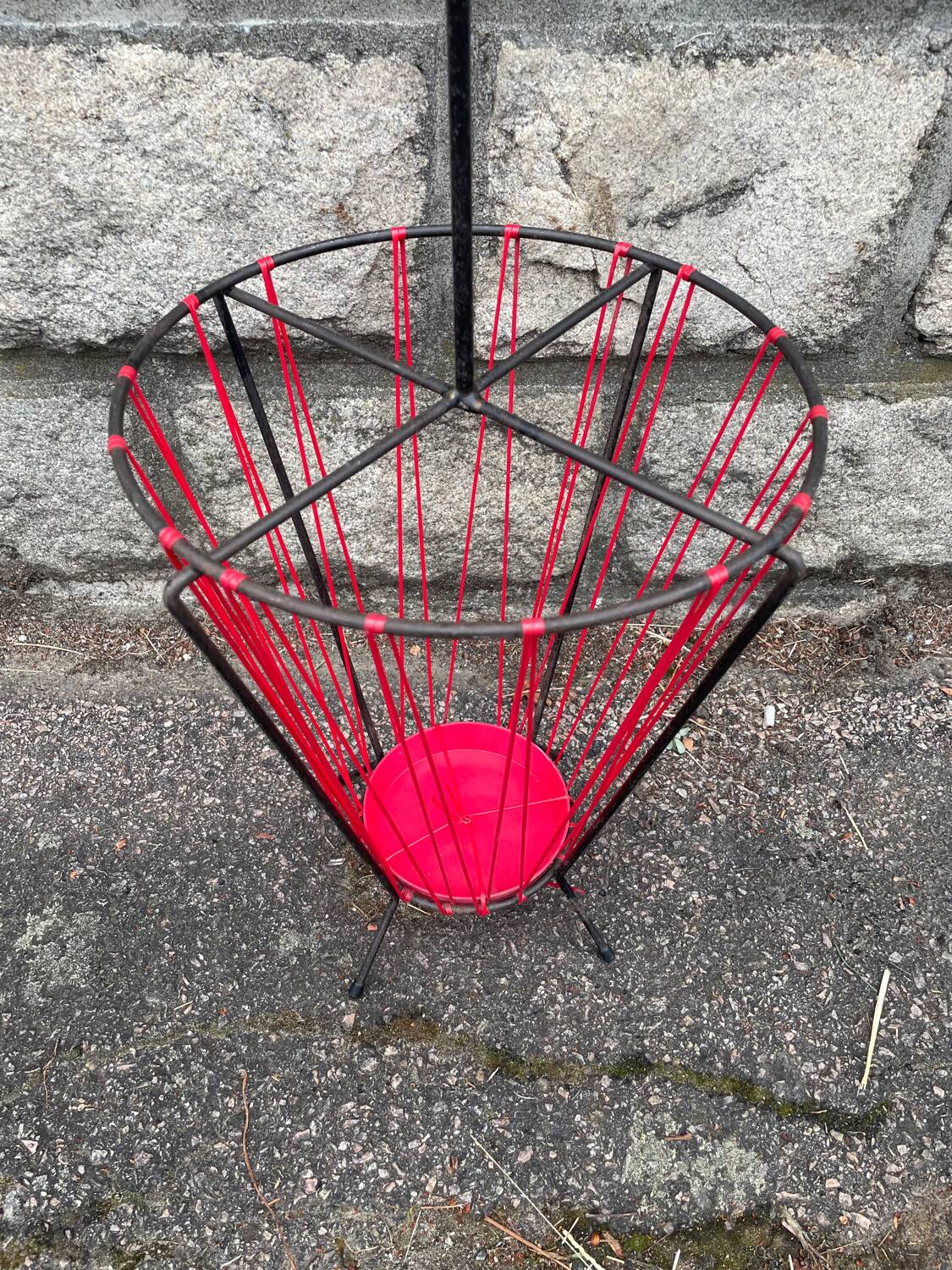 Scoubidou umbrella stand