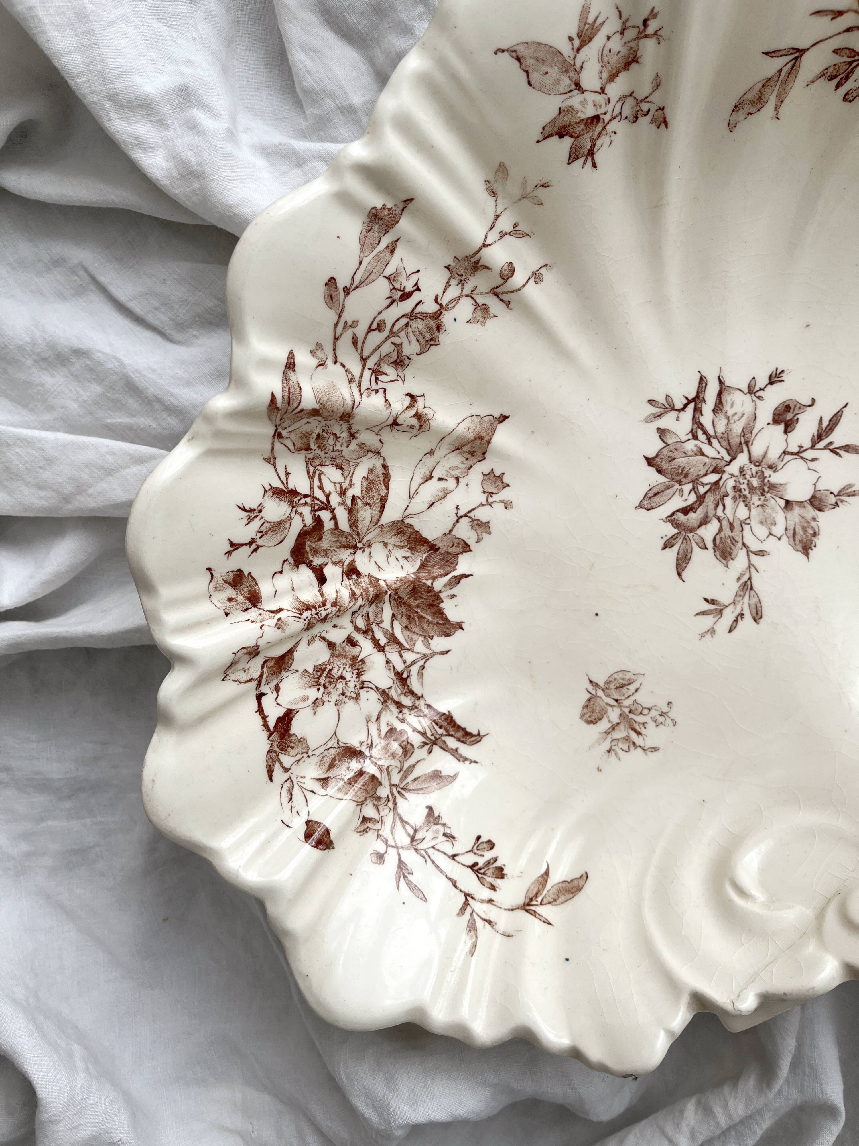 Antique wall fountain in ironstone, "Spring" Gien earthenware, late 19th century