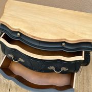 Commode galbée peinte en noir et bois