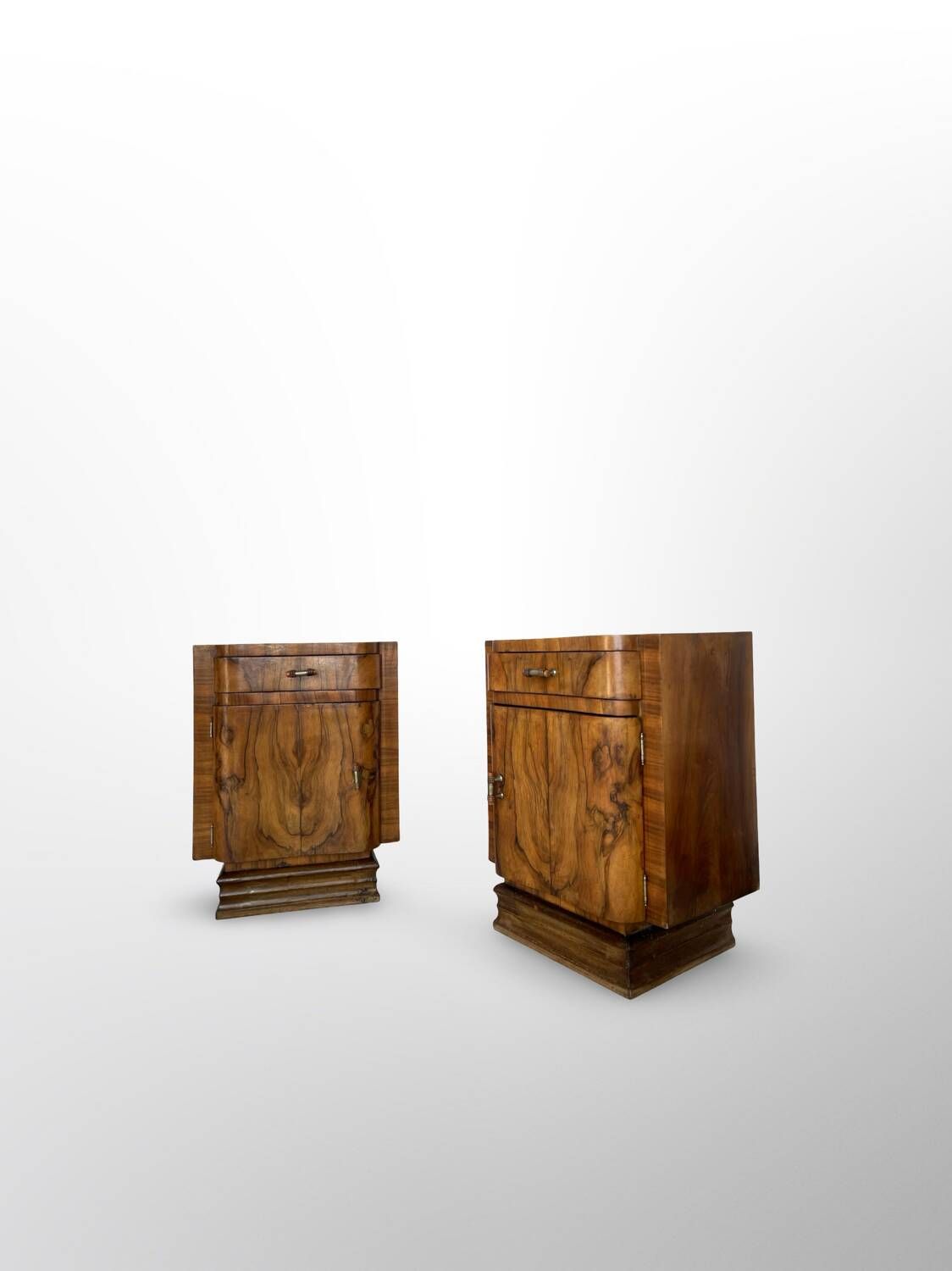 Tables de chevet Art déco italiennes en ronce de noyer, années 1930.
