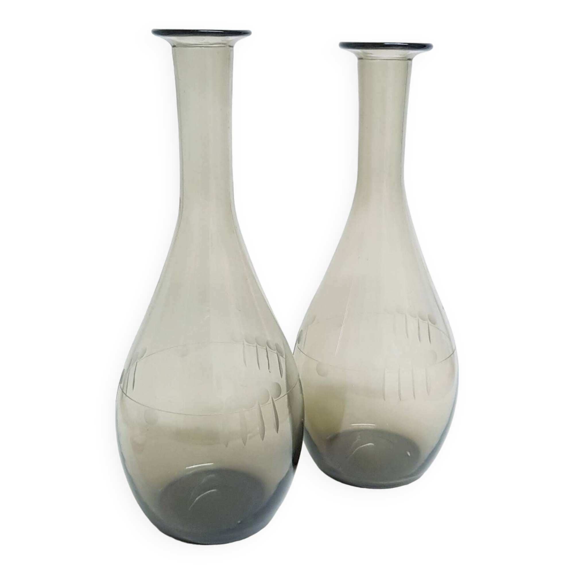 Paire de grands vases en verre fumé gravé