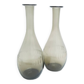 Paire de grands vases en verre fumé gravé