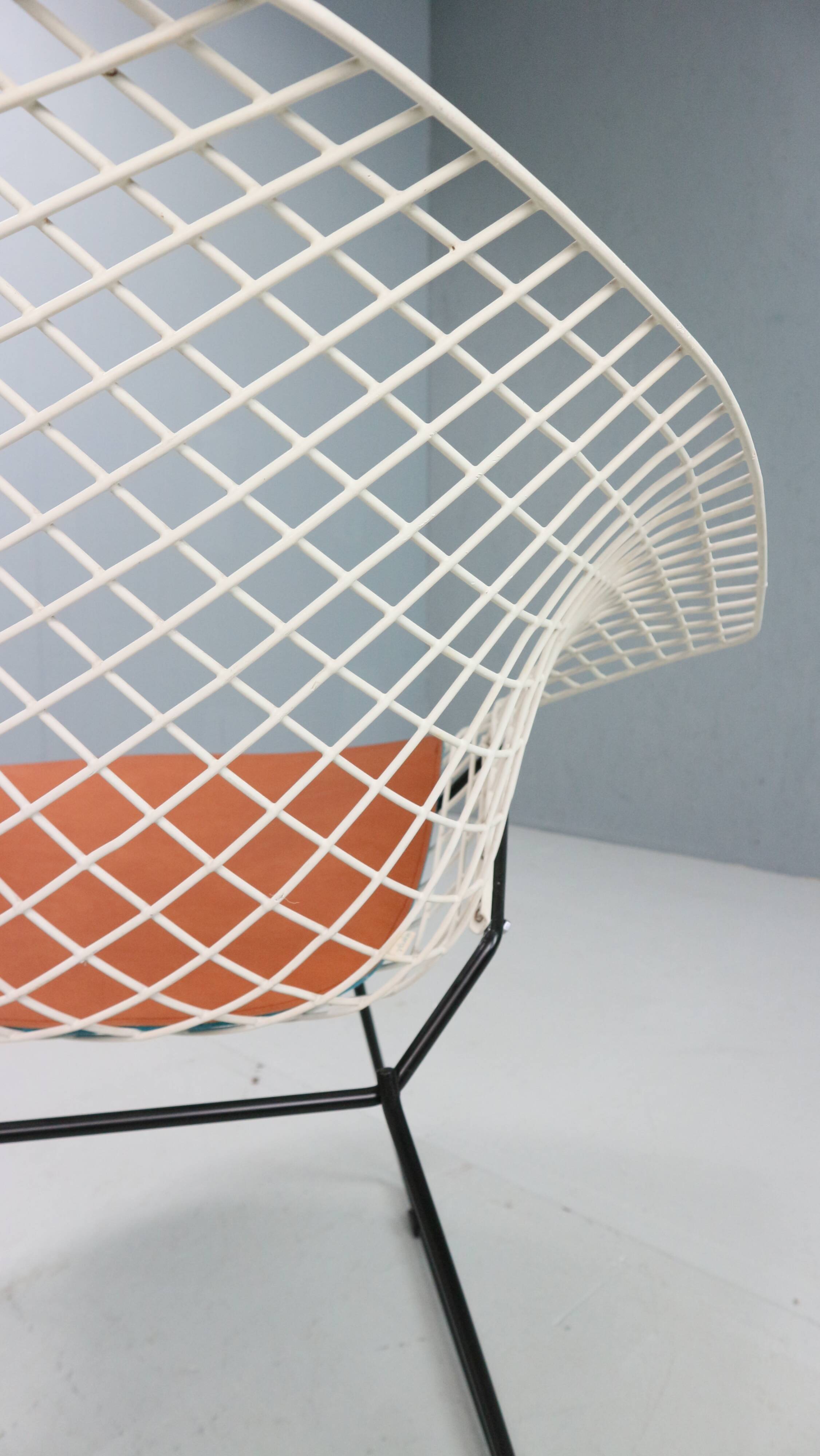 Diamond chair by Harry Bertoia in white & black metal and new leather seati