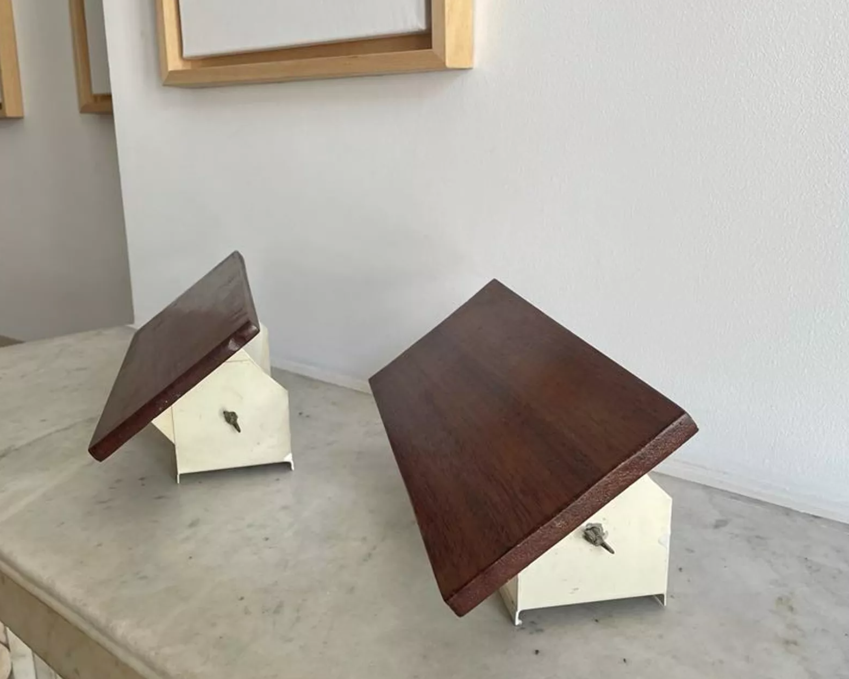 Paire d'appliques vintage à volet orientable, bois et métal laqué blanc, France 1960