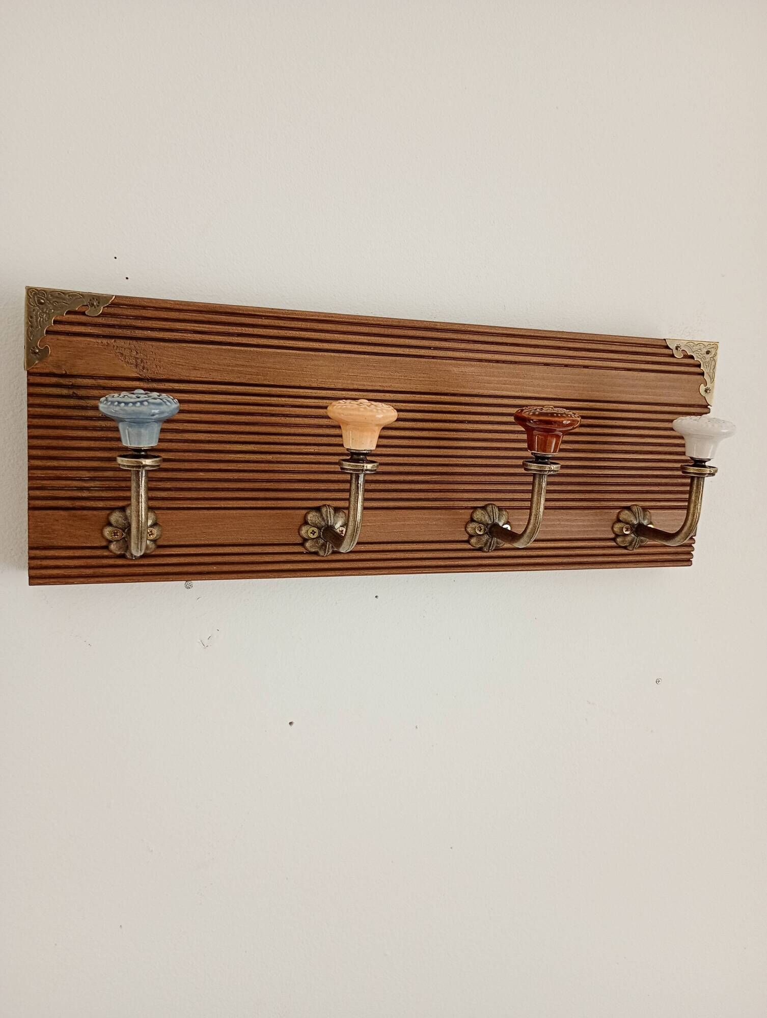 Wall-mounted coat rack – 4 multicoloured ceramic hooks in vintage style