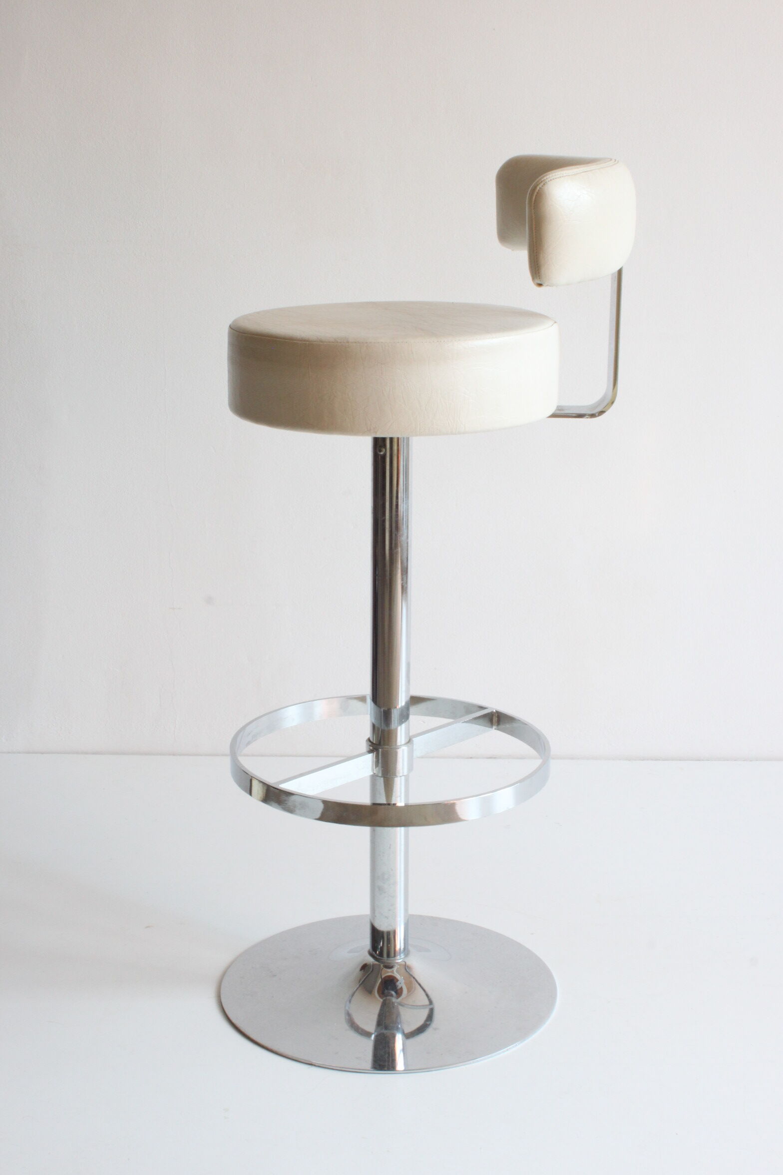 Chrome bar stool in white skai, 1960s.