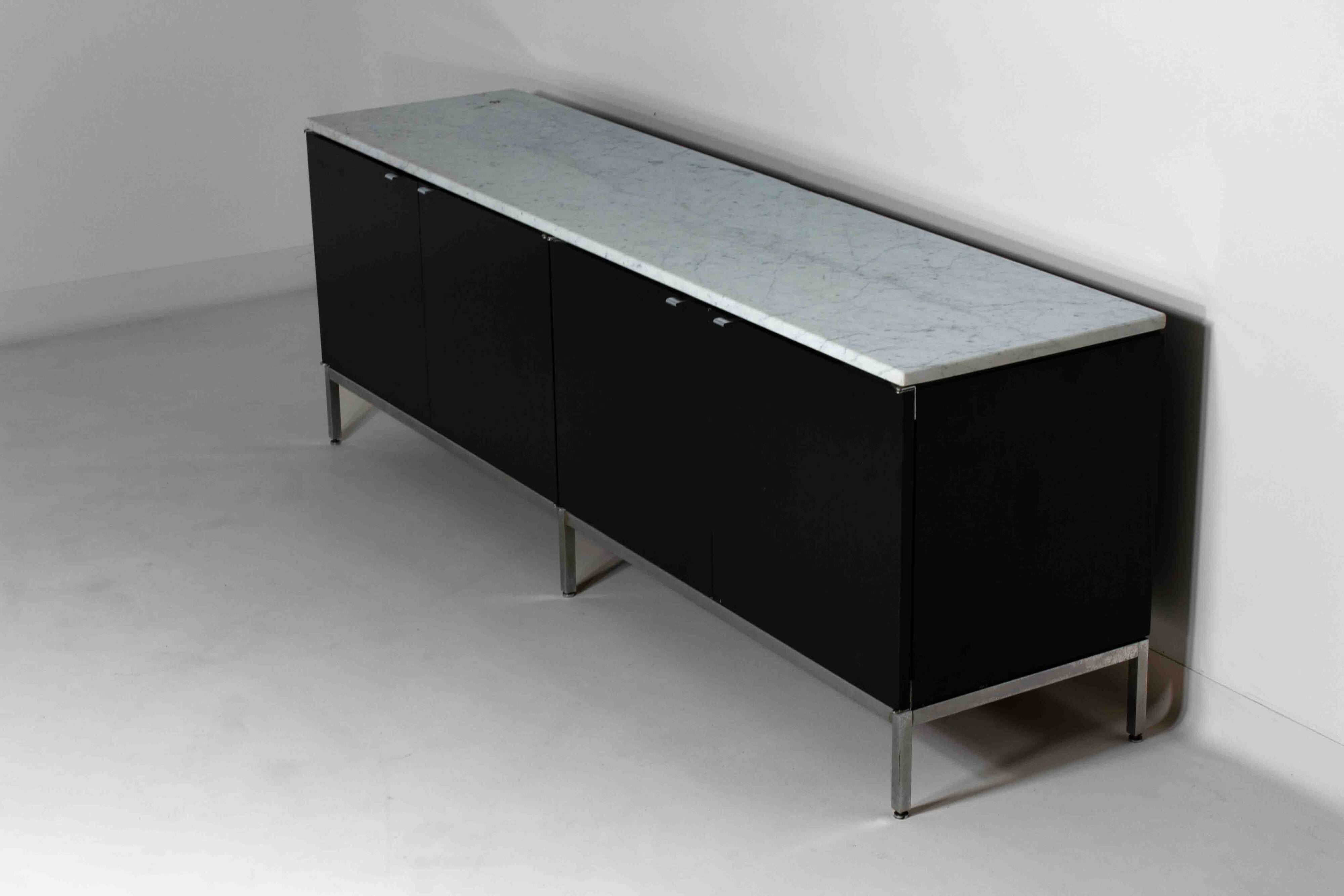 Buffet minimaliste de Florence Knoll en bois noir et marbre blanc, 1970
