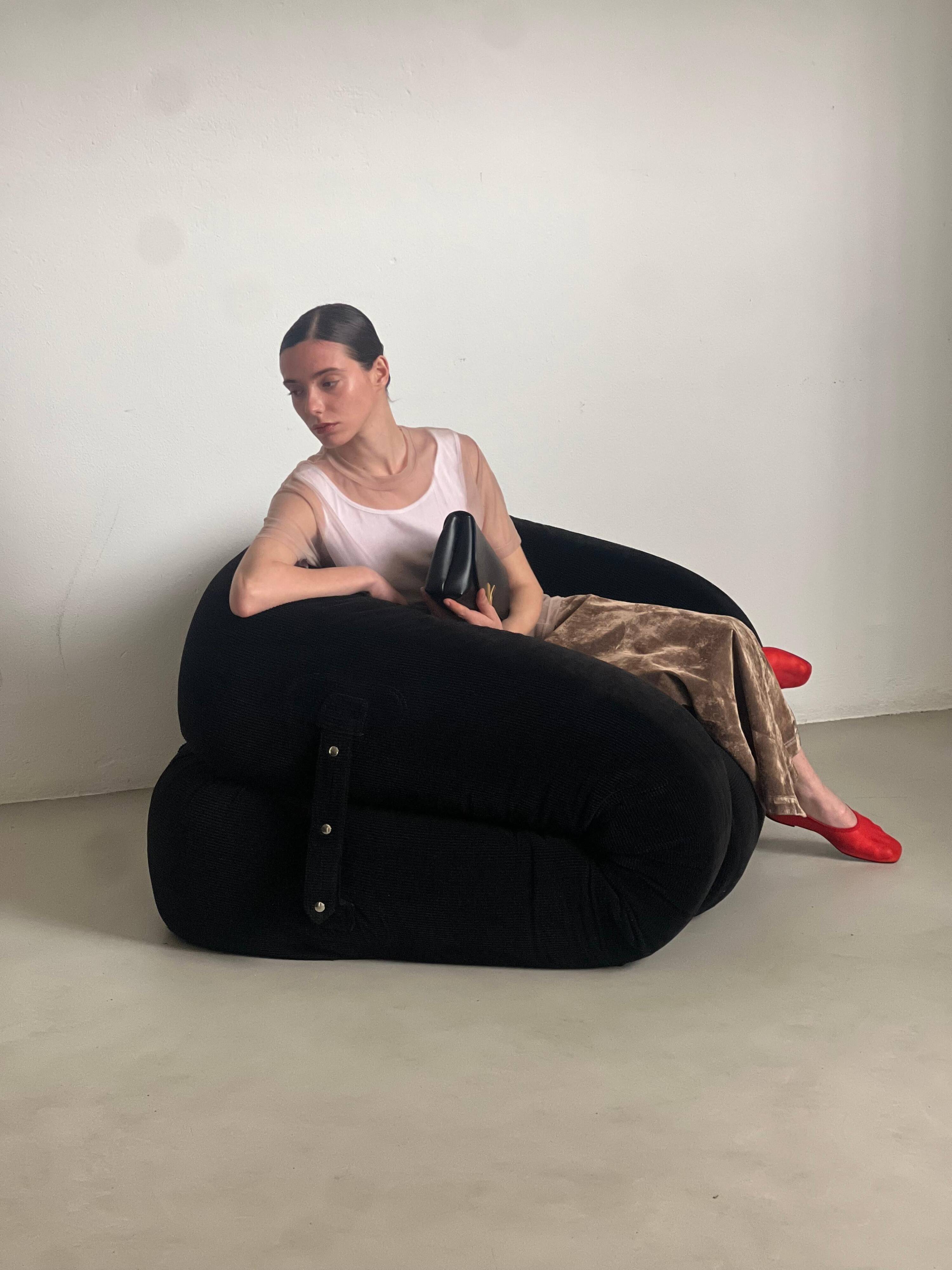 Collectible Anfibio Sofa Bed, black velvet lounge chair, Italian Space Age