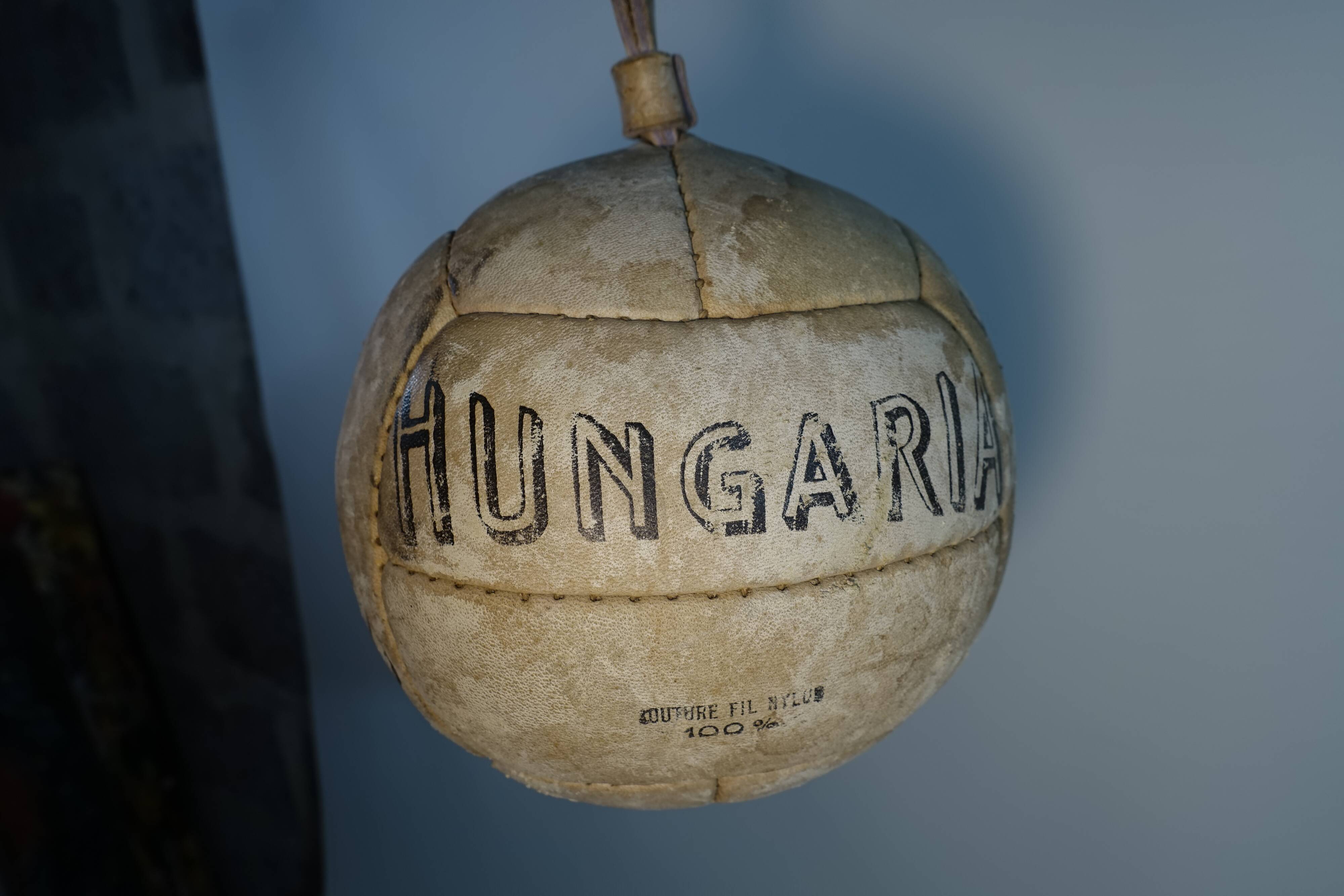 Ballon en cuir cousu " Slingball " Hungaria 1960