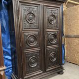 Armoire ancienne Louis XIII en noyer massif avec ses portes sculptées