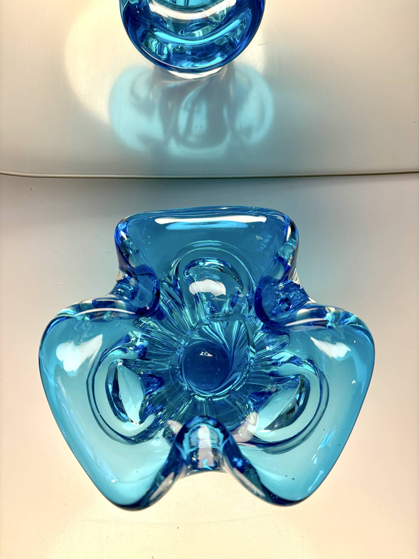 Cendrier sculptural en verre soufflé bleu 1960-1970