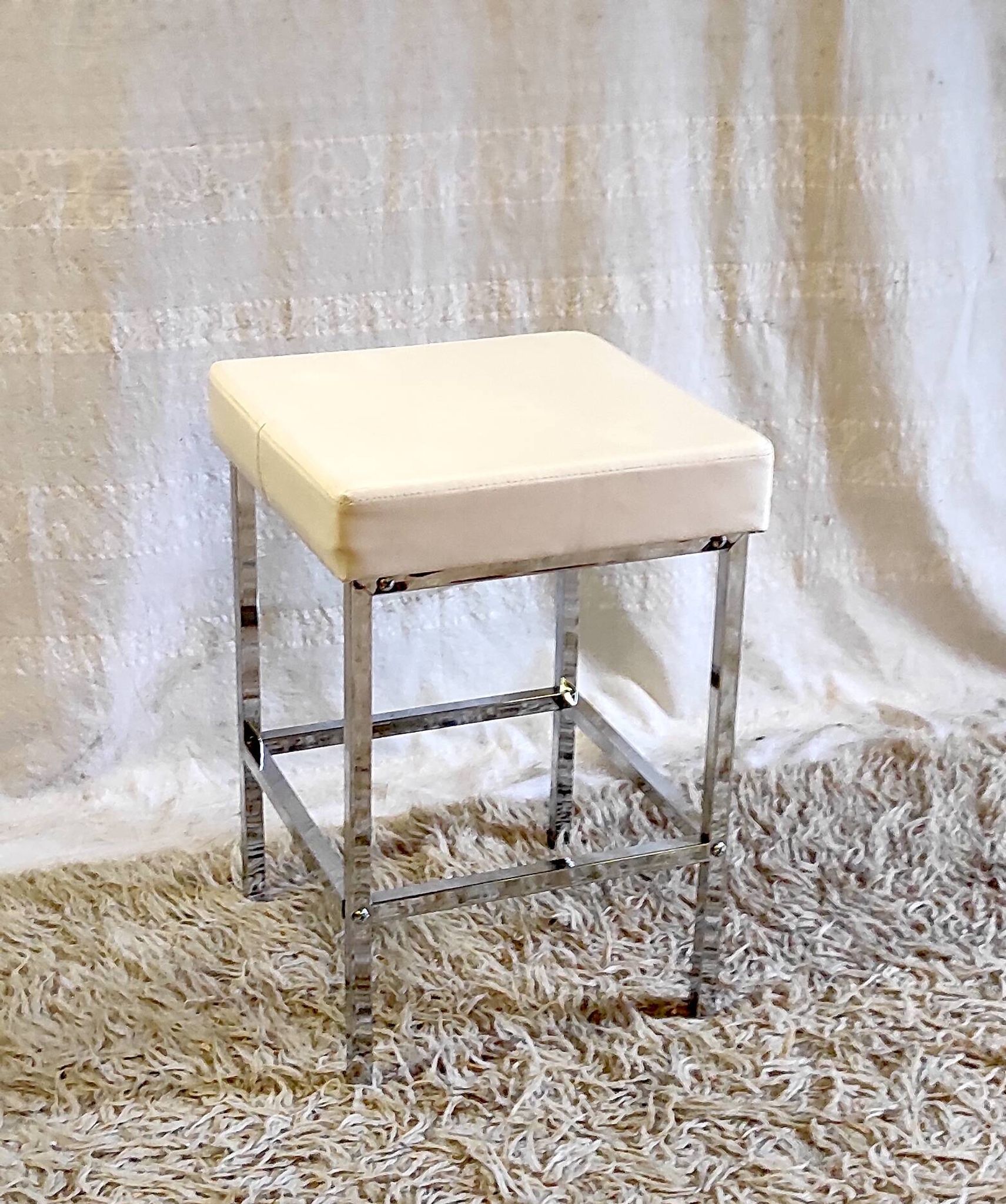 Tabouret design en métal chromé et similicuir blanc - mid. XXème