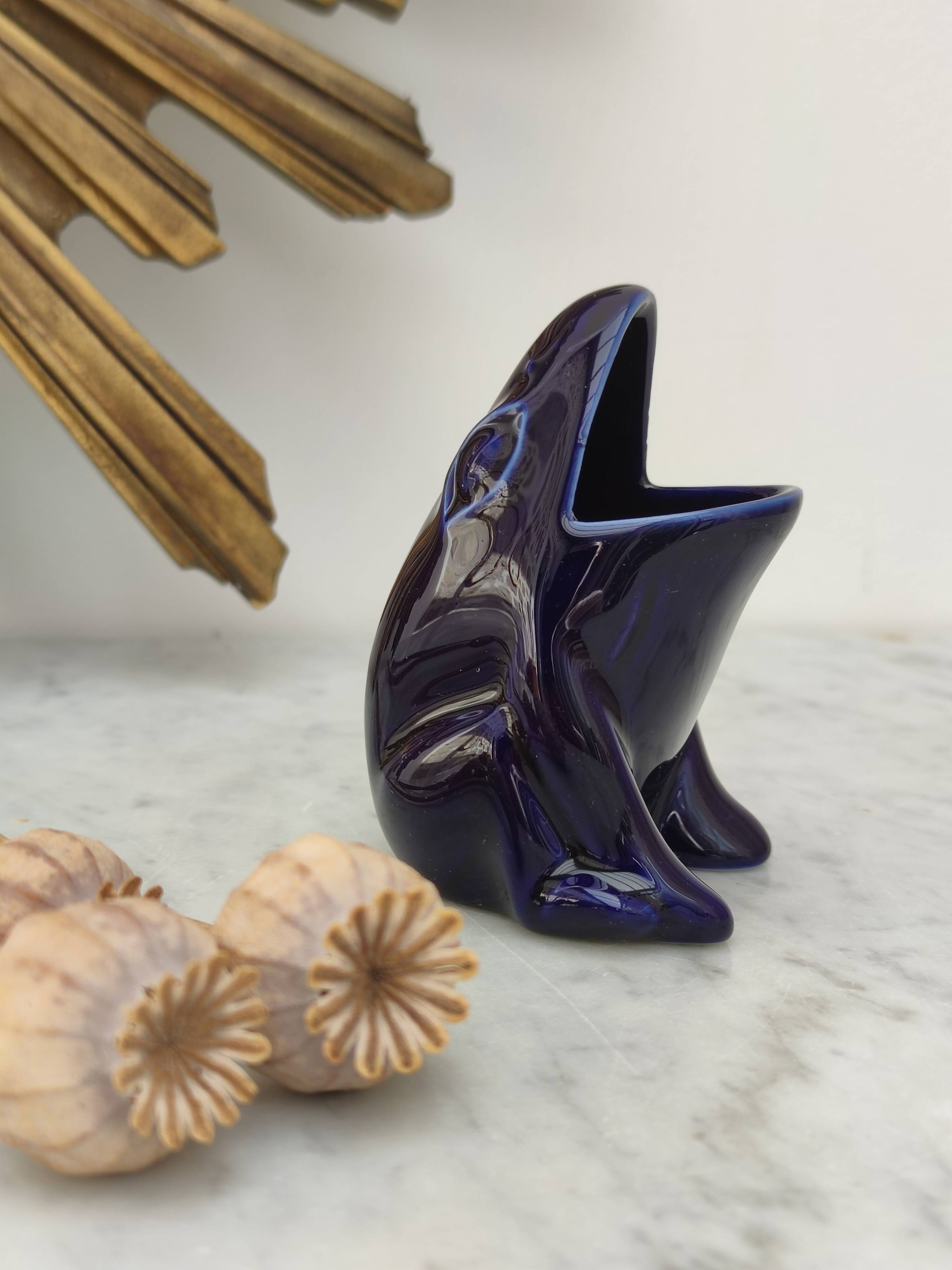 Frog carries bouquet