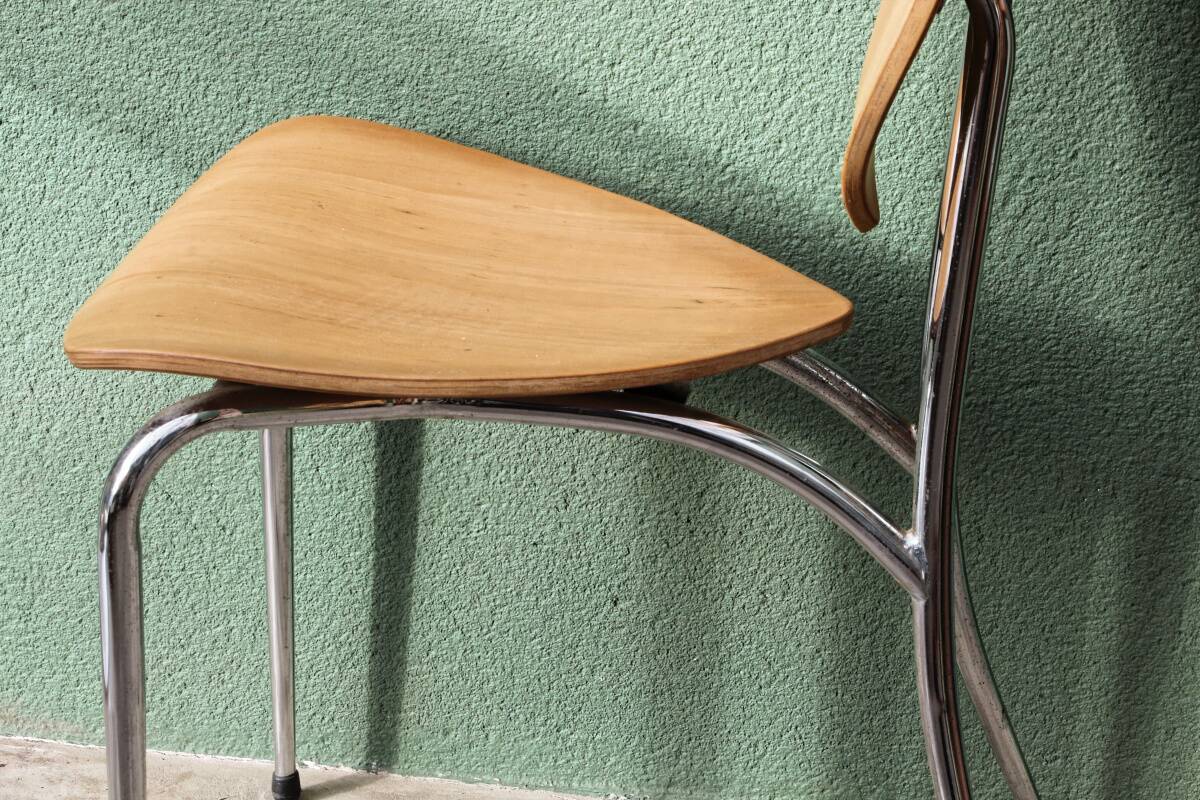 Set of two pairs of vintage 1970s chairs, in chrome metal and beech.