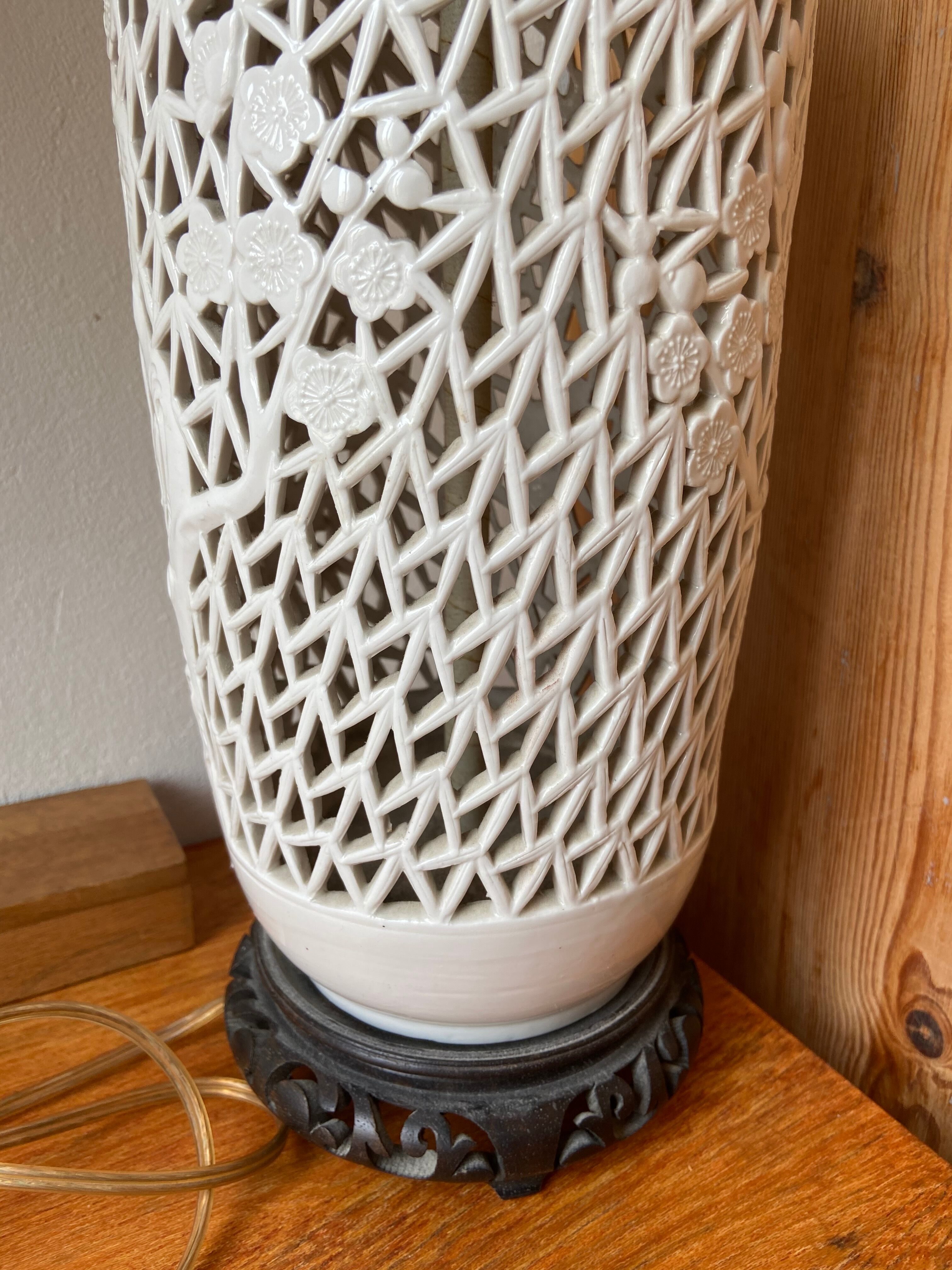 Pied de lampe en porcelaine