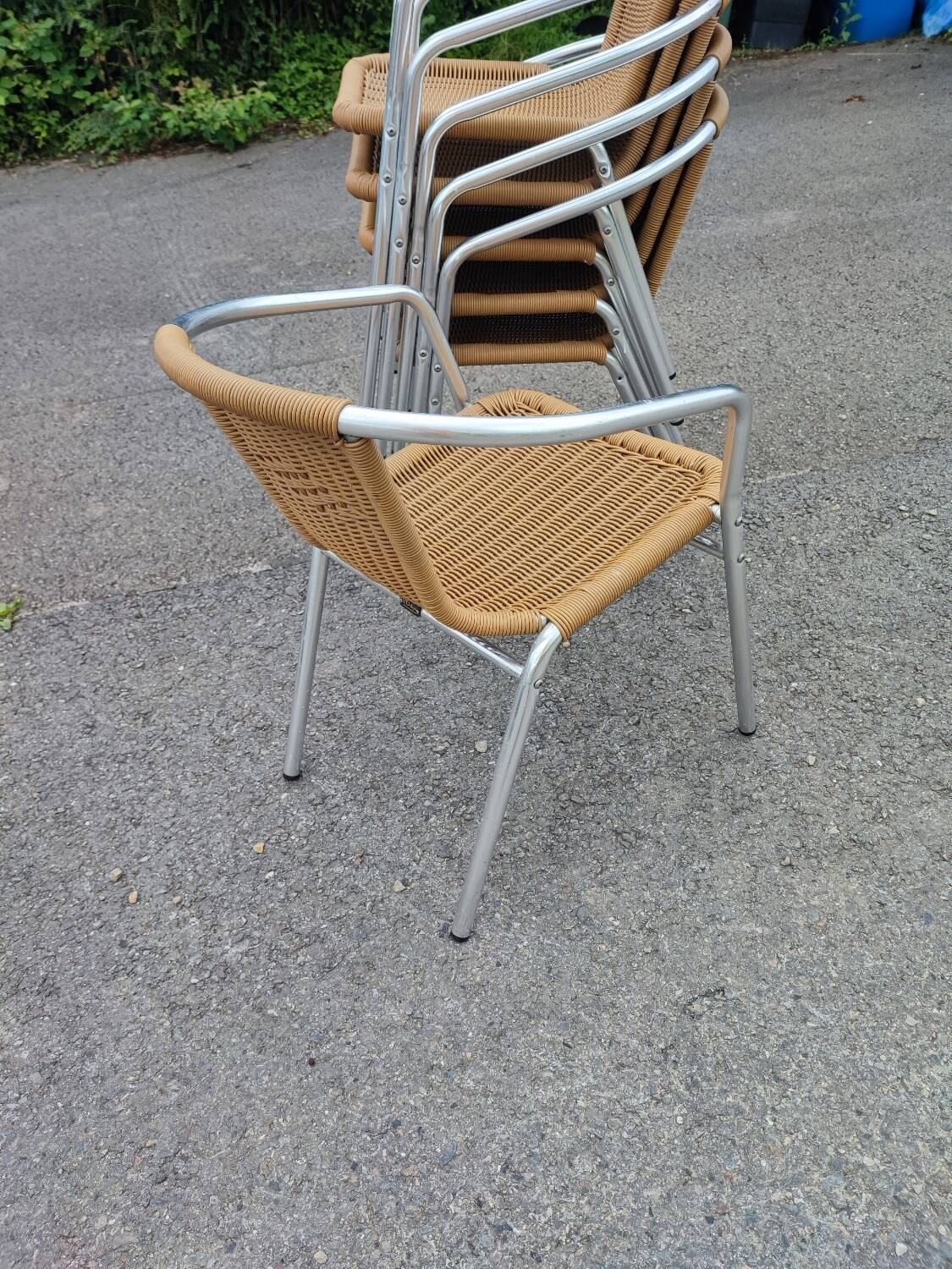 Scoubidou and aluminum chairs
