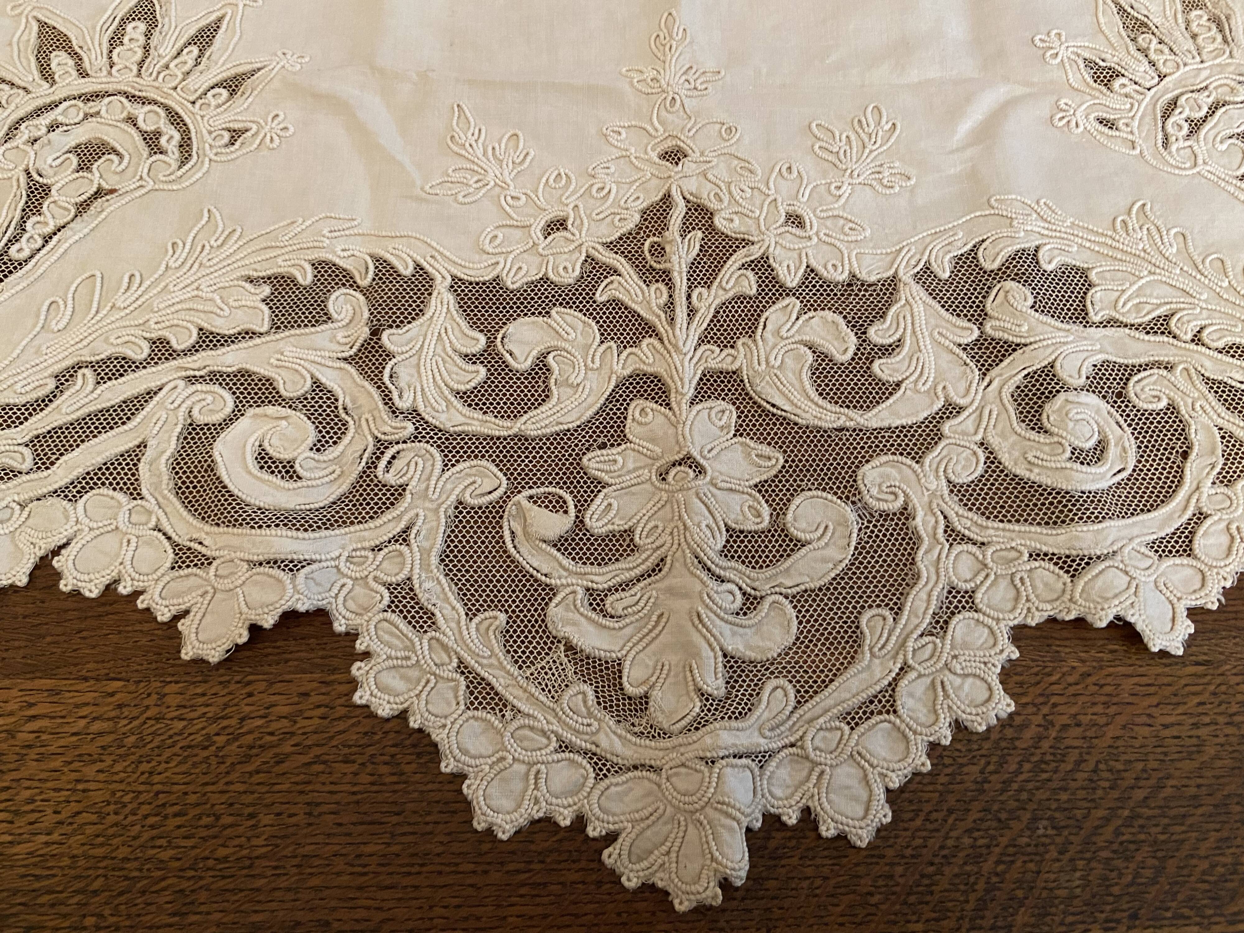 Sheet with embroidered decoration and openwork with cornucopia late nineteenth