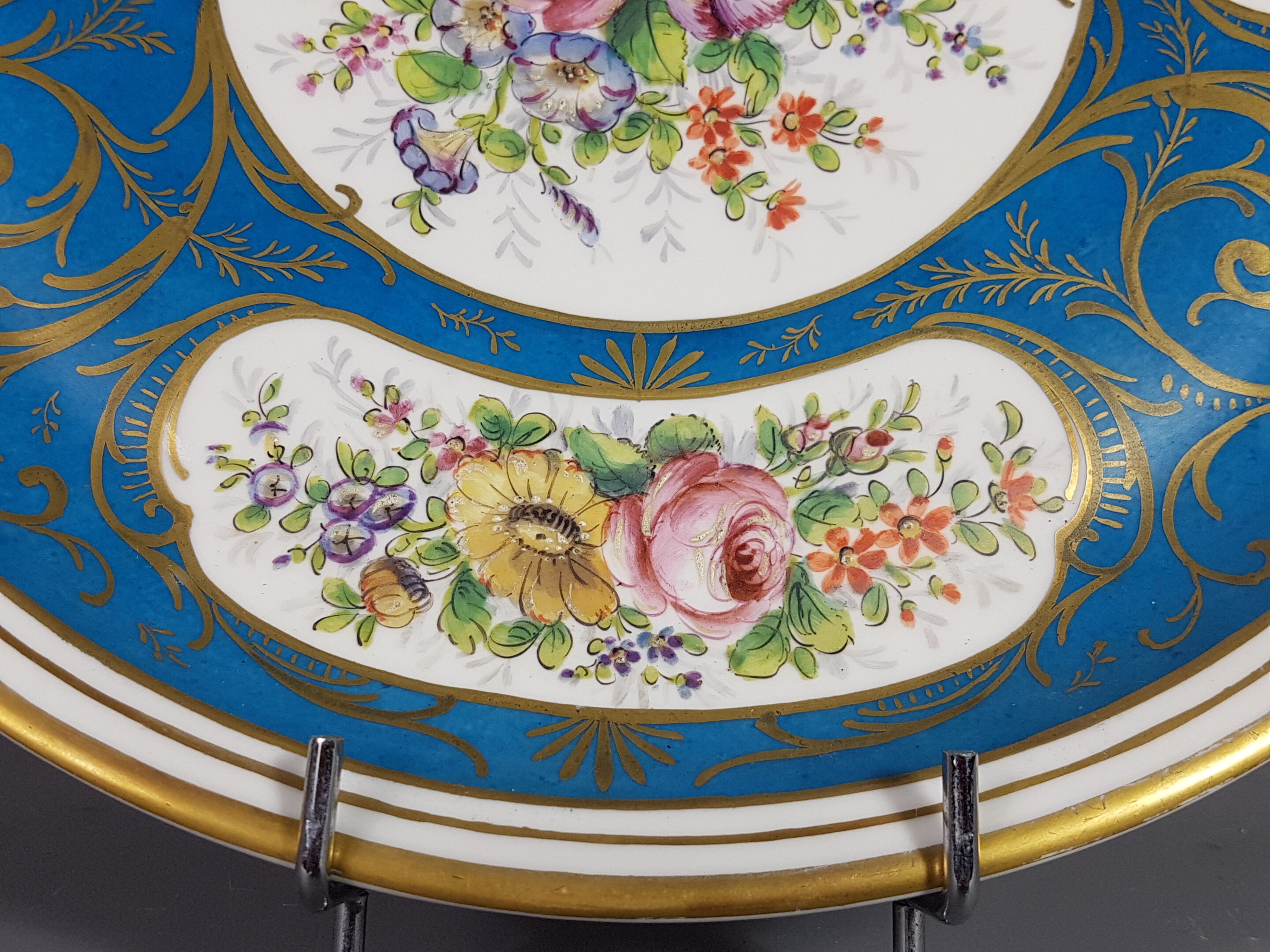 Flat porcelain beautiful floral decoration brand apocrypha of Sèvres BS